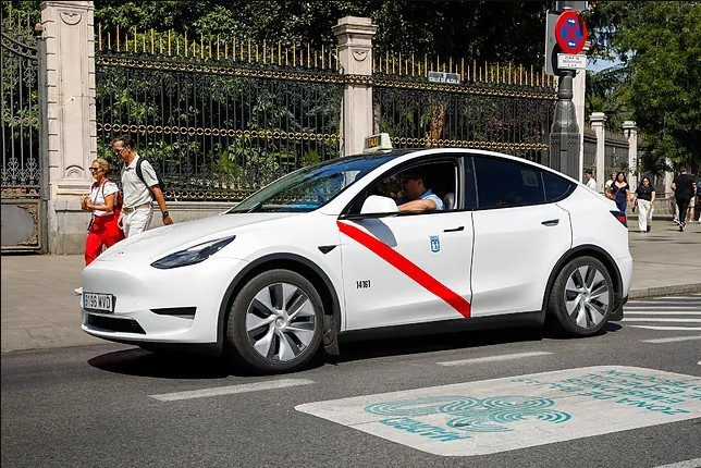 CINTURÓN. Se suprimen las exenciones al uso del cinturón de seguridad que existían para conductores de taxi, vehículos de mercancías y profesores de autoescuela. Esto último, de hecho, era antipedagógico.