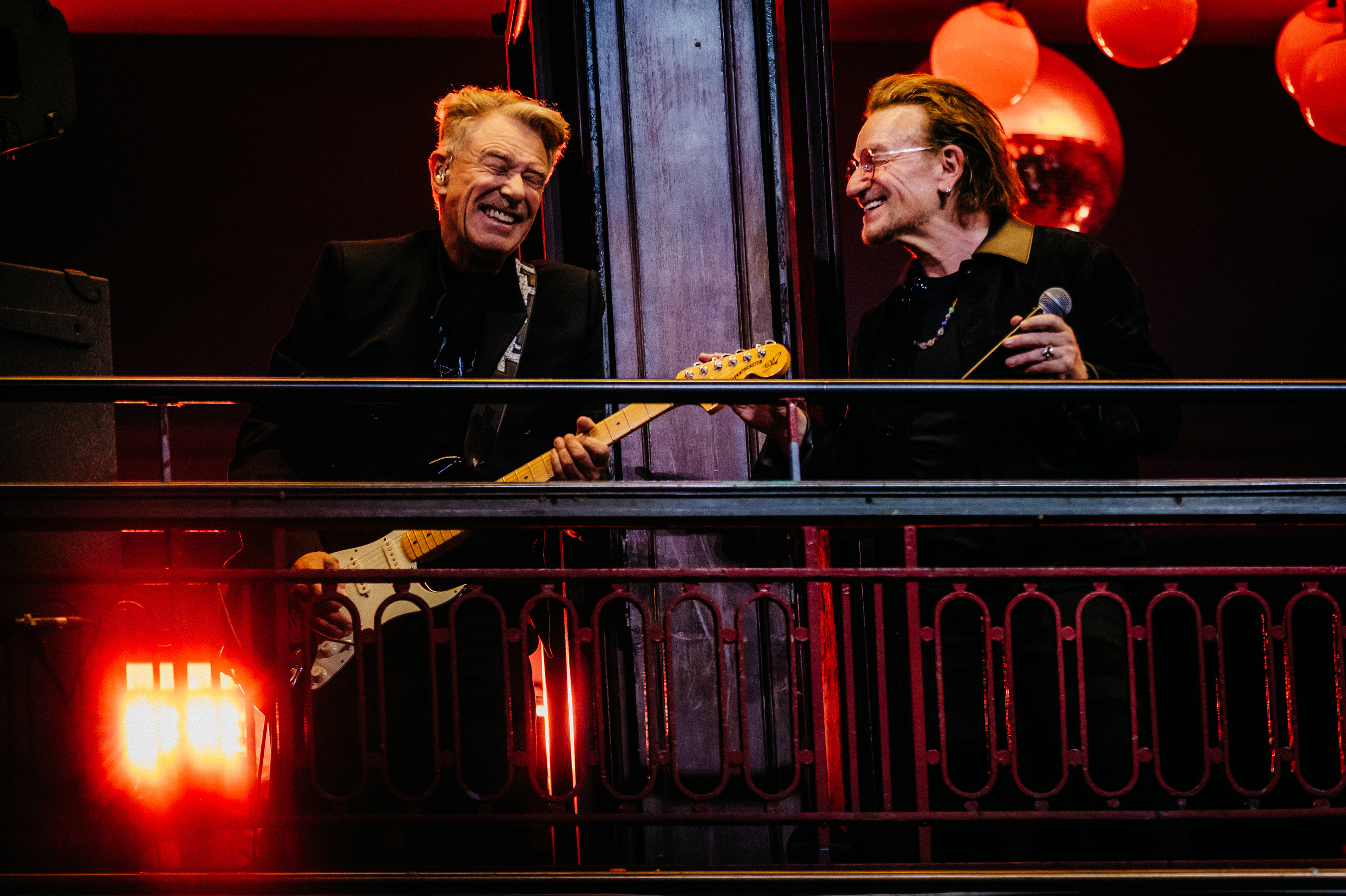 U2 actúa en el balcón del Bewley's Oriental Café (Dublín)