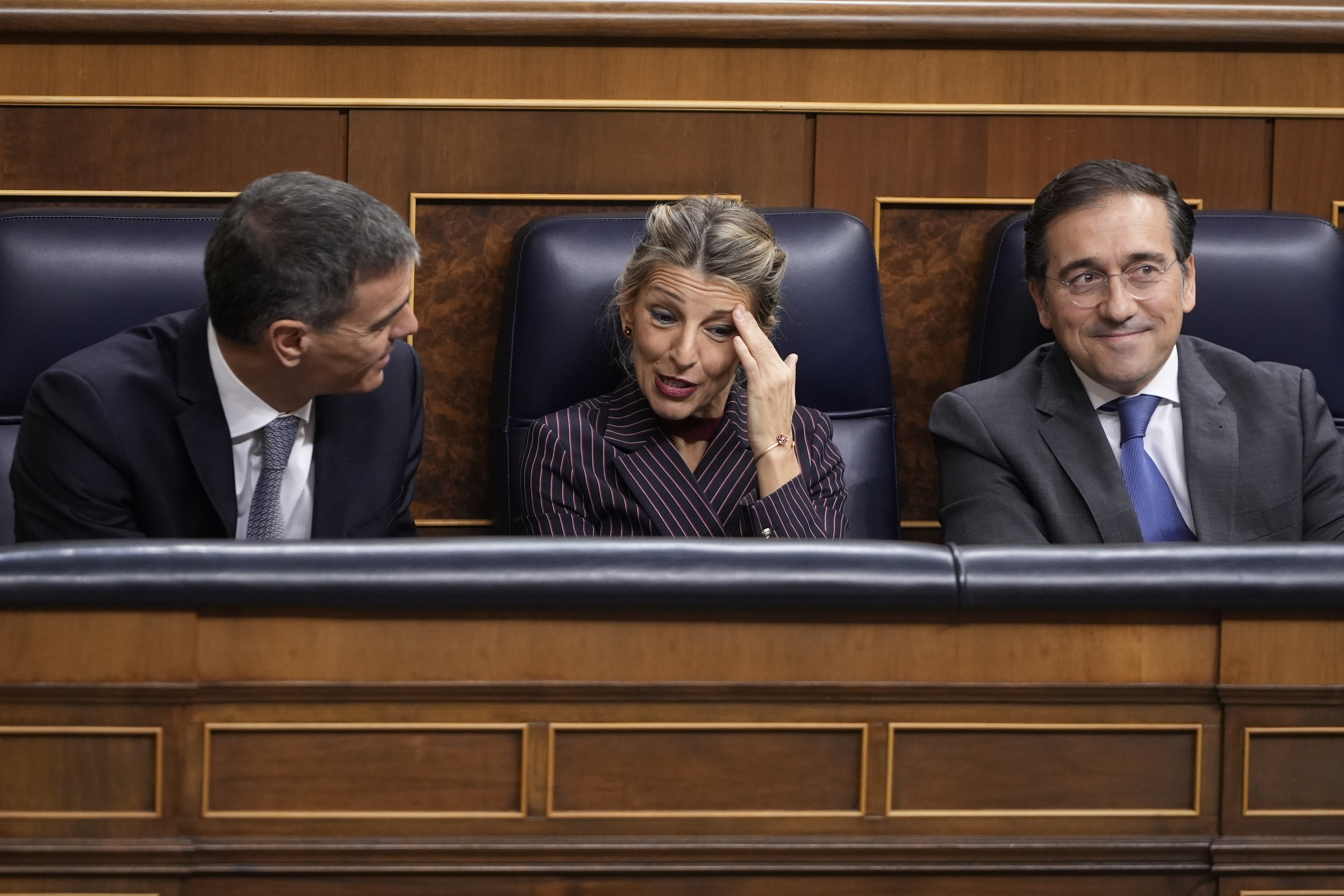 El presidente del Gobierno, Pedro Sánchez, conversa con la vicepresidenta segunda y ministra de Trabajo, Yolanda Díaz, en el Congreso.