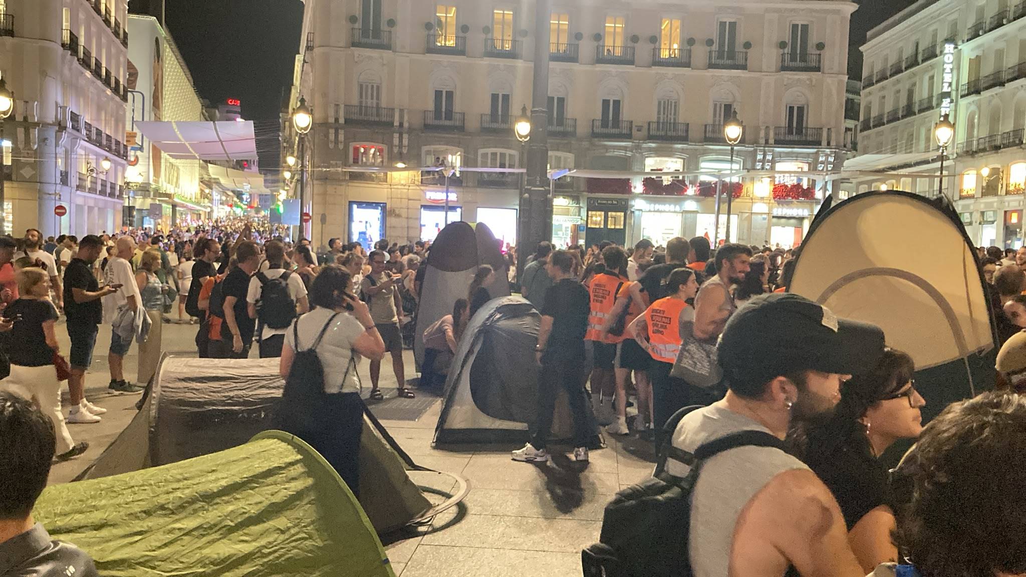 Manifestantes acampando en la Puerta del Sol esta noche tras finalizar el recorrido de la manifestación