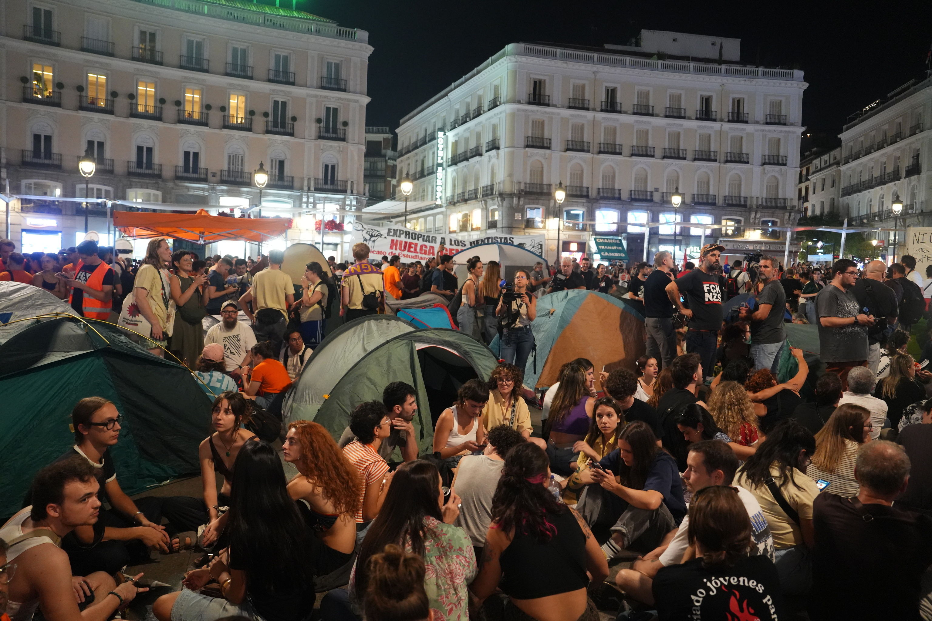 Vista de los manifestantes acampando a última hora de la tarde de ayer tras finalizar el recorrido de la manifestación