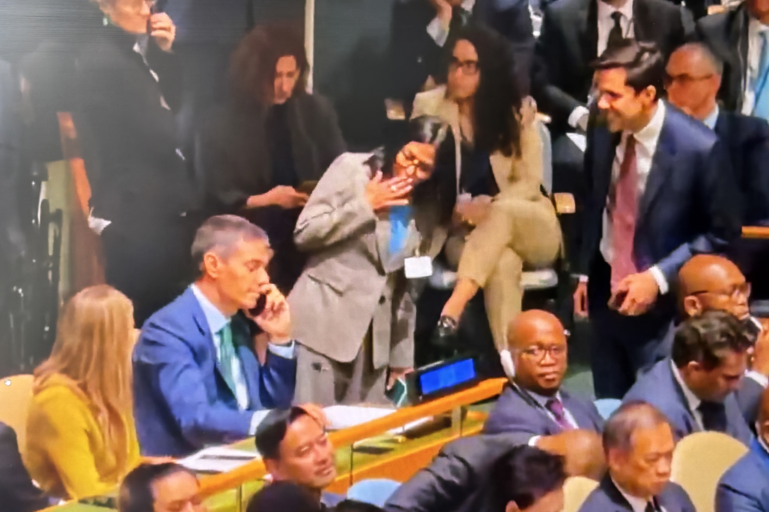 Captura de video que muestra a Delcy Rodríguez saludando a Pedro Sánchez en la Asamblea General de Naciones Unidas, el pasado martes en Nueva York