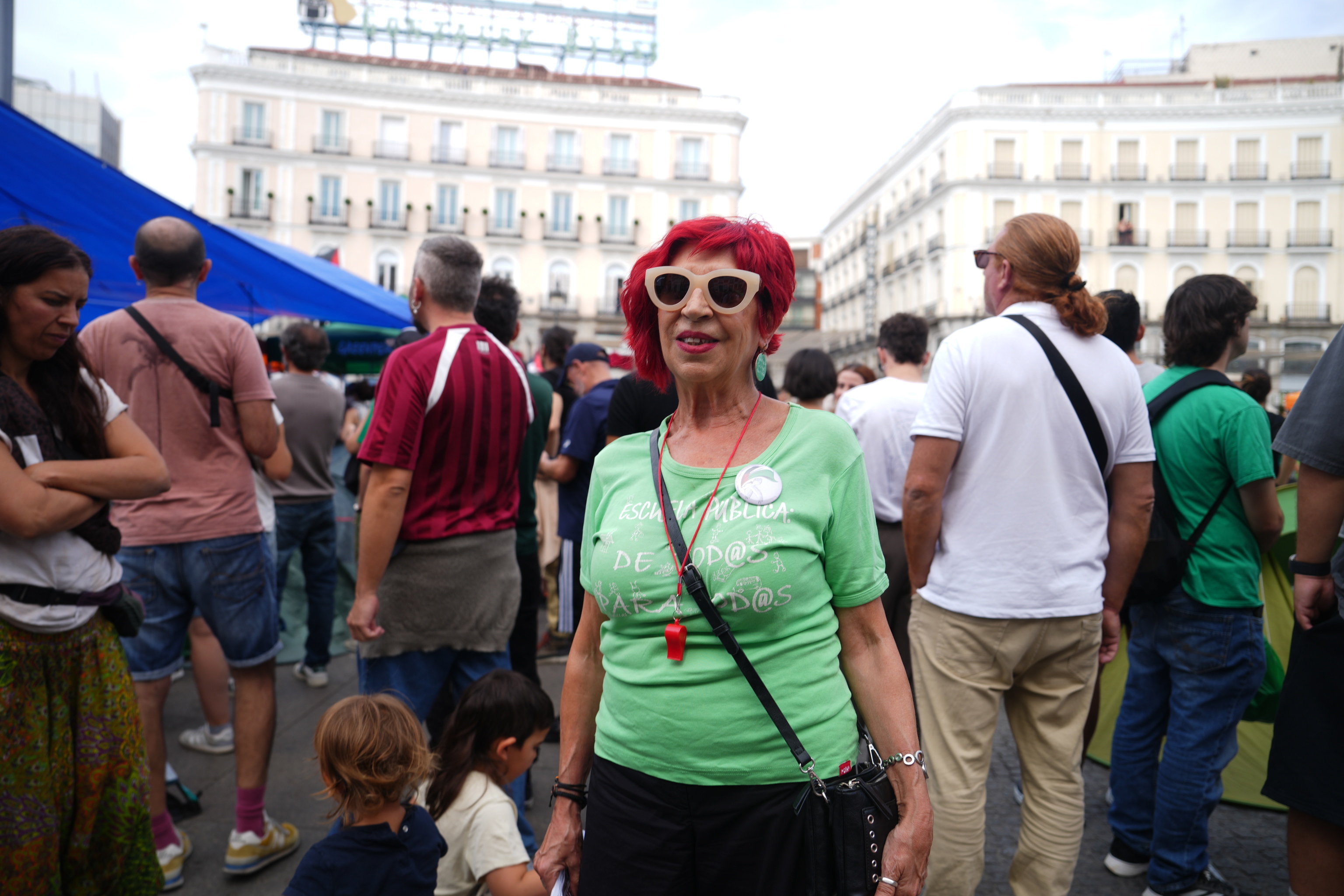 Maite, profesora jubilada, en la acampada de Sol tras finalizar la manifestación por la Educación pública