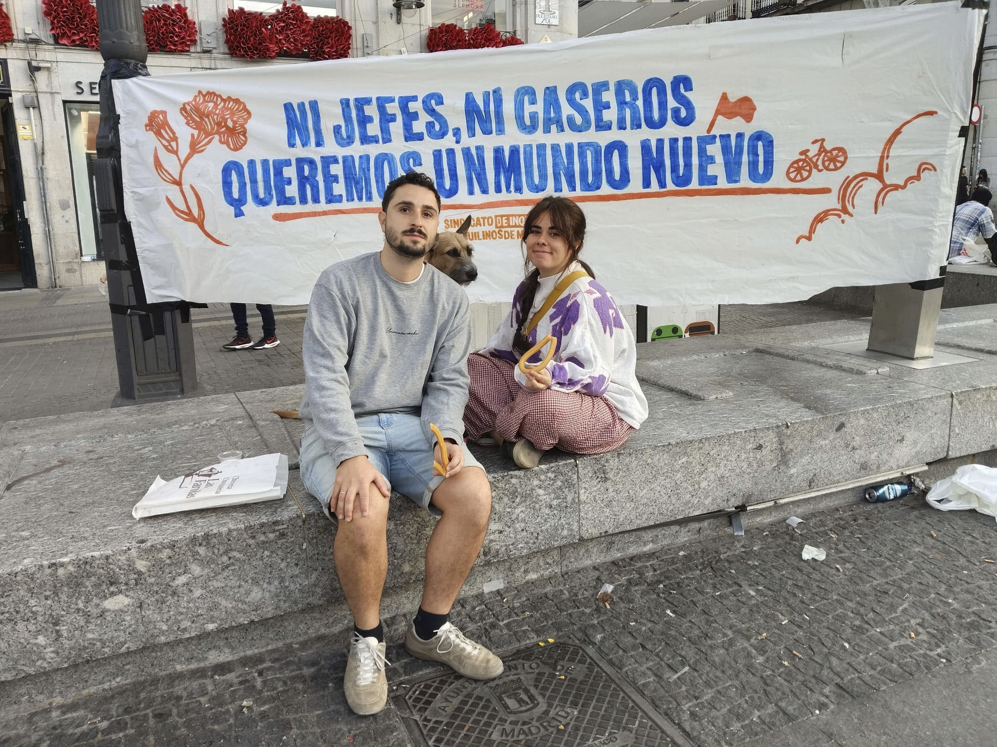 Carlos y Paula a primera hora de este domingo tras pasar la noche en la explanada de Sol