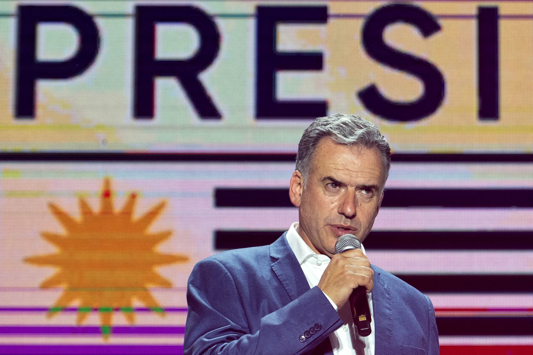 Yamandú Orsi, presidente electo de Uruguay por el Frente Amplio, celebra su victoria en Montevideo en noviembre de 2024.