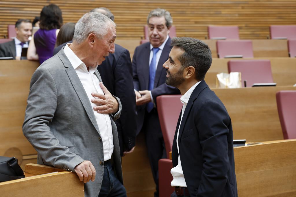 Joan Baldoví (Compromís) conversa con José Muñoz (PSPV) en presencia de José María Llanos (Vox).