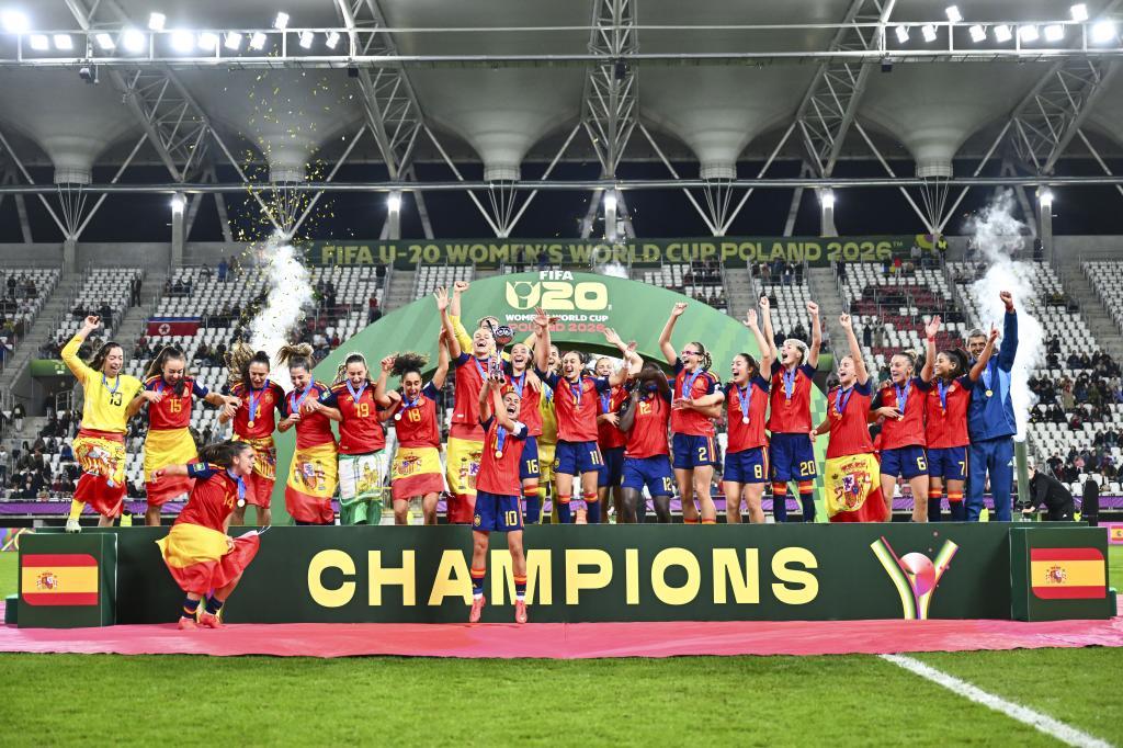 La selección femenina sub'20, con el trofeo.