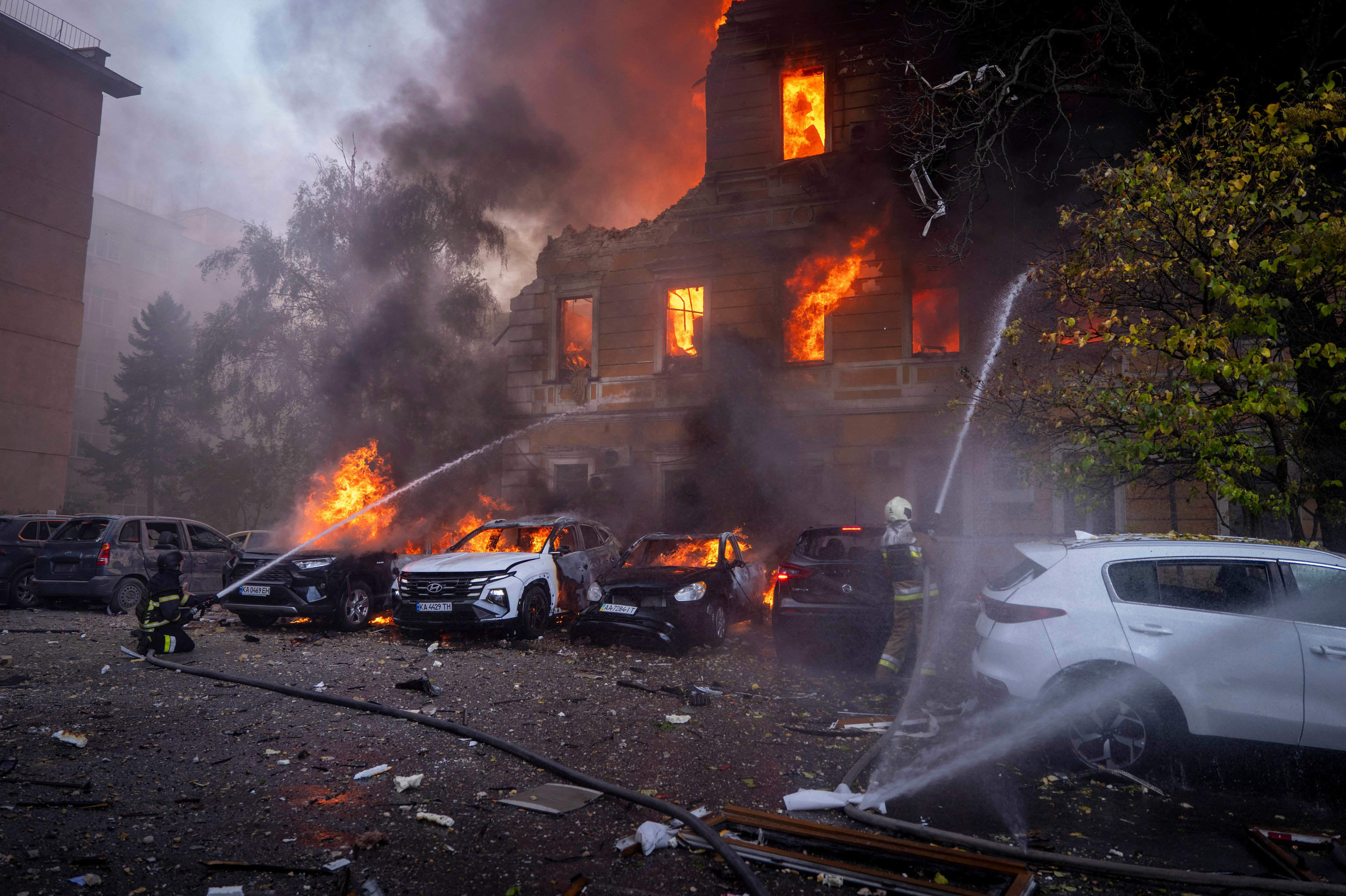 Los bomberos tratan de apagar el fuego provocado por el bombardeo sobre la Academia Nacional de Ciencias de Kiev.