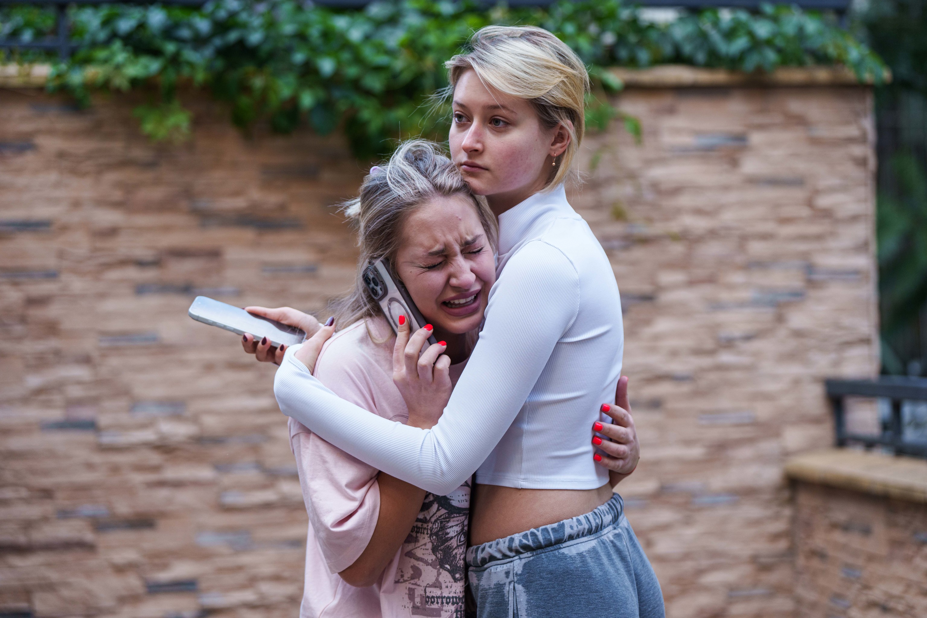 Dos mujeres reaccionan al bombardeo en el centro de Kiev.