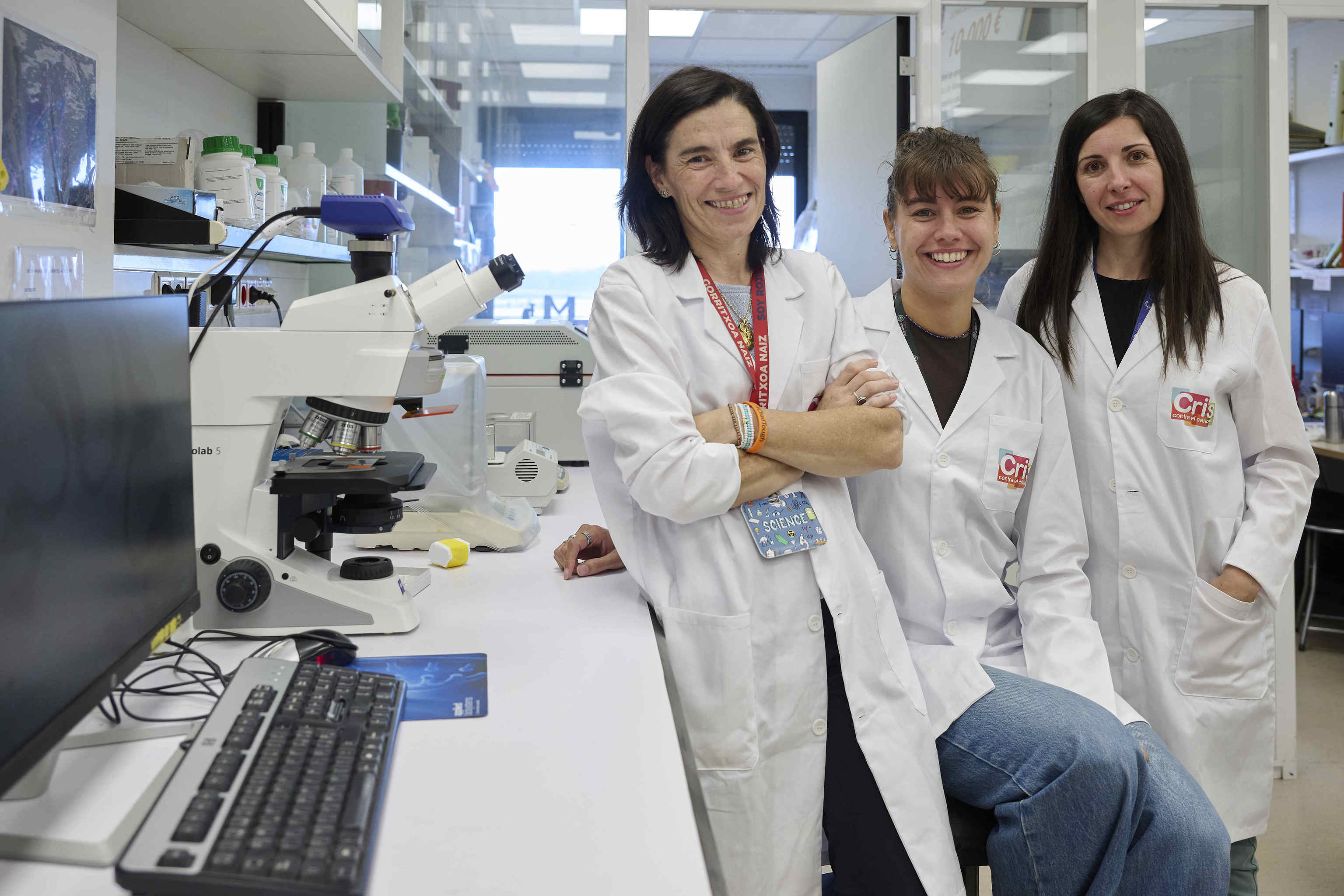 De izquierda a derecha, Marta Alonso, Virginia Laspidea y Sara Labiano en un laboratorio del CIMA (Pamplona).