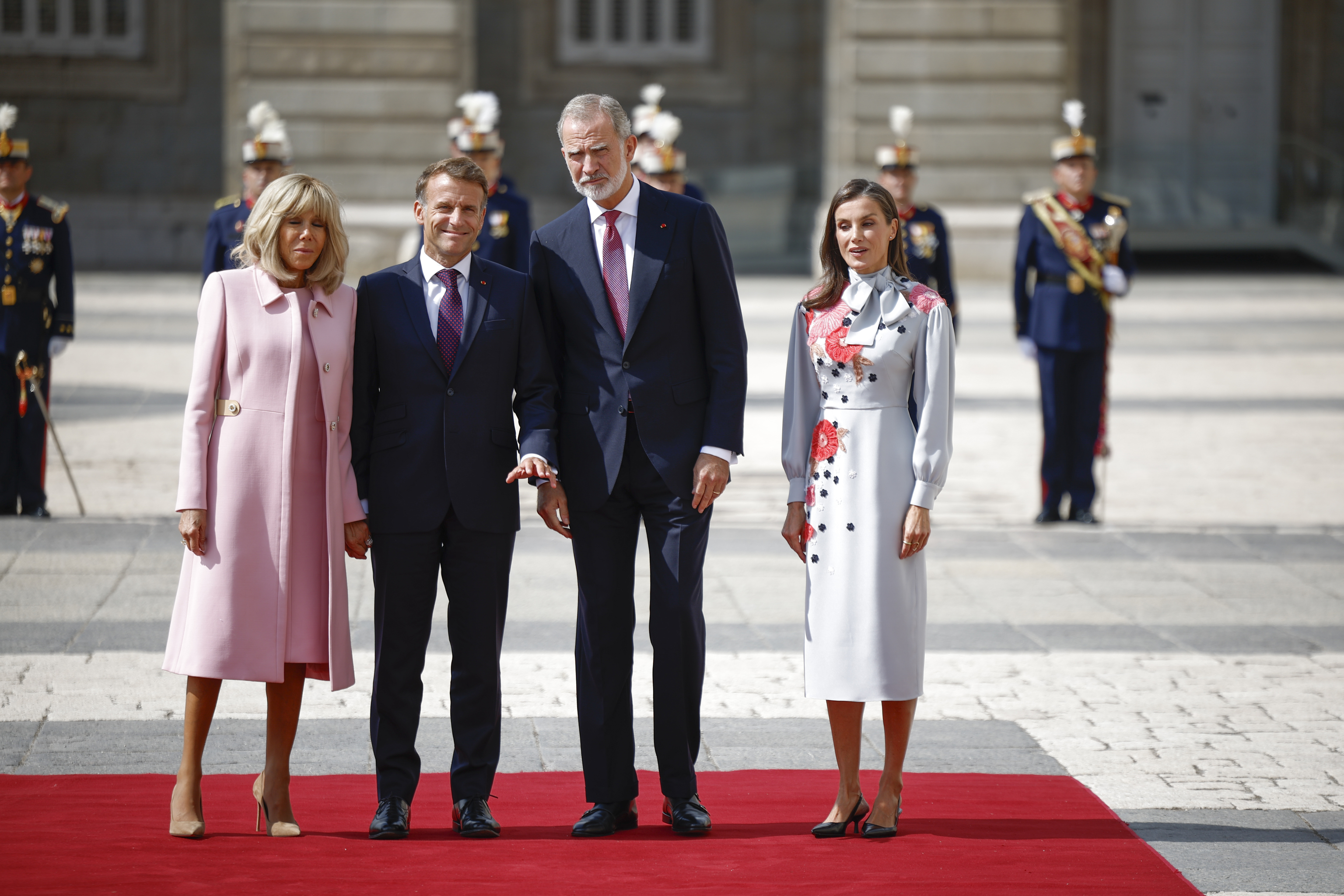 La Reina, con un vestido de Pertegaz, en la bienvenida a los Macron a España el pasado martes 29 de septiembre.