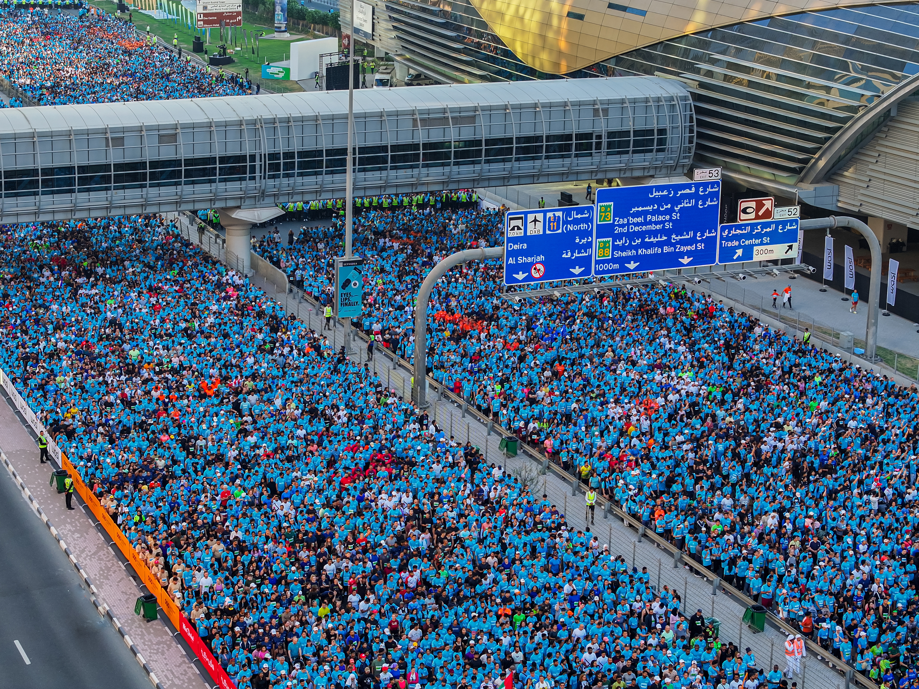 Miles de corredores en la Dubai Run, en el centro de la ciudad.