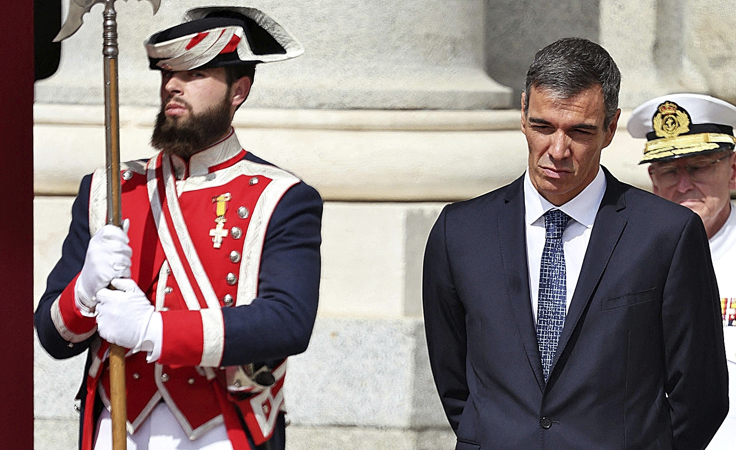 Pedro Sánchez, esperando a Emmanuel Macron en el Palacio Real.