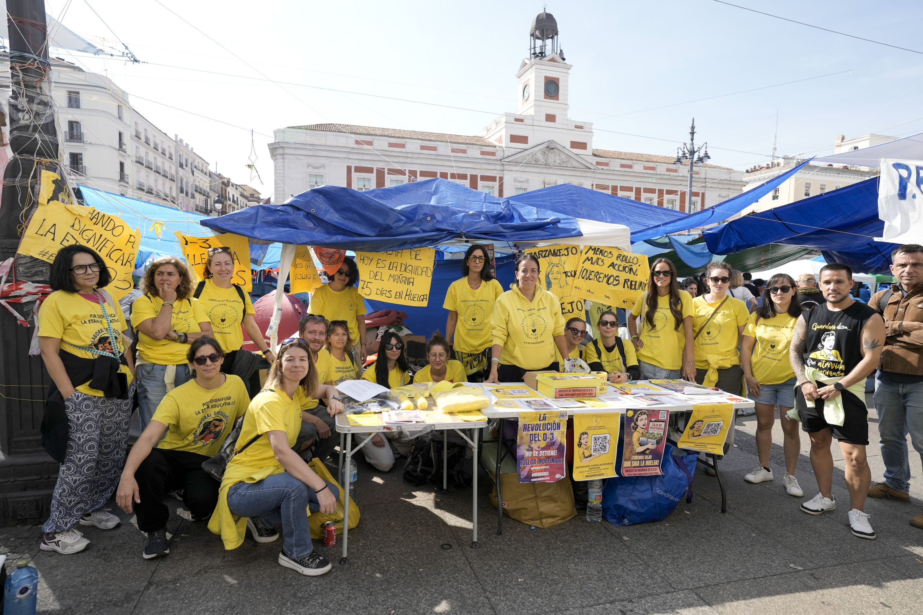 Las educadoras, en la acampada de la Puerta del Sol.