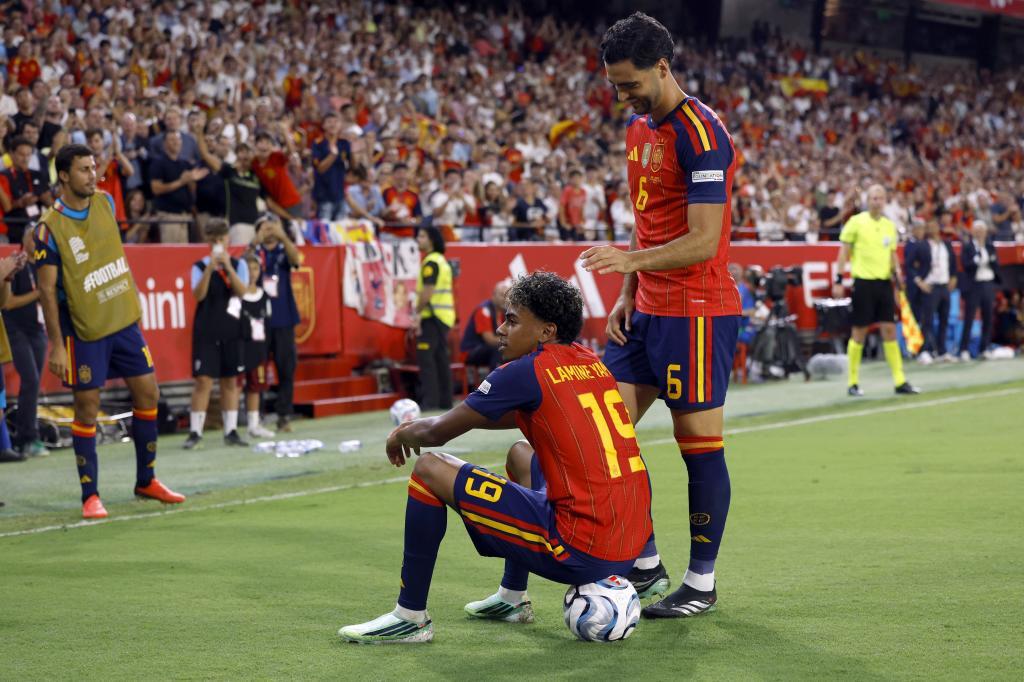 Lamine celebra, junto a Mikel Merino, su segundo gol contra Croacia en Sevilla.
