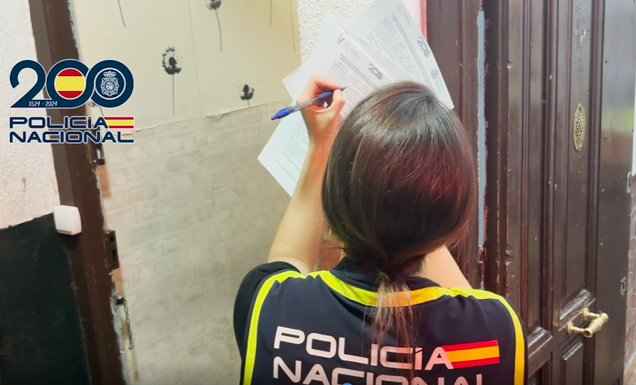 Una de las agentes durante la intervención.