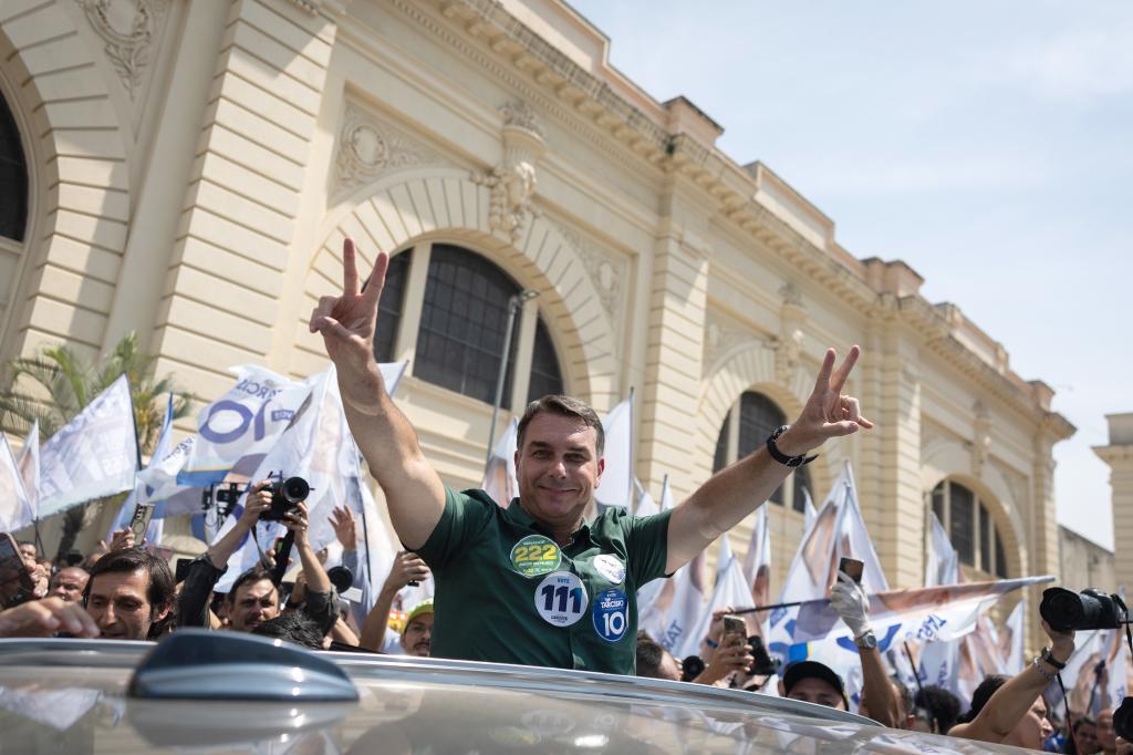 El principal candidato opositor en las elecciones de Brasil, Flávio Bolsonaro.