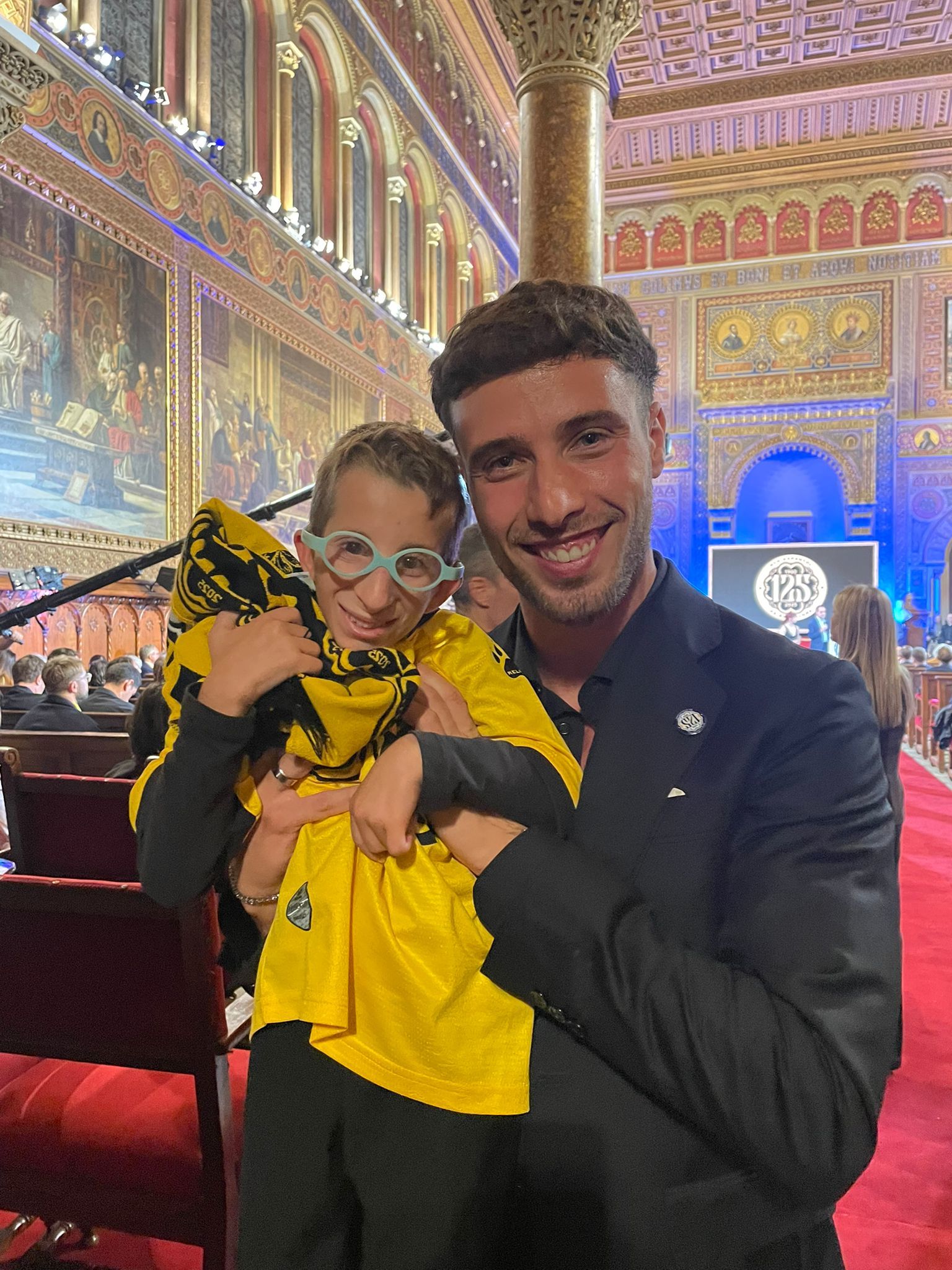 El pequeño con Puado en la gala del 125 aniversario del Espanyol.