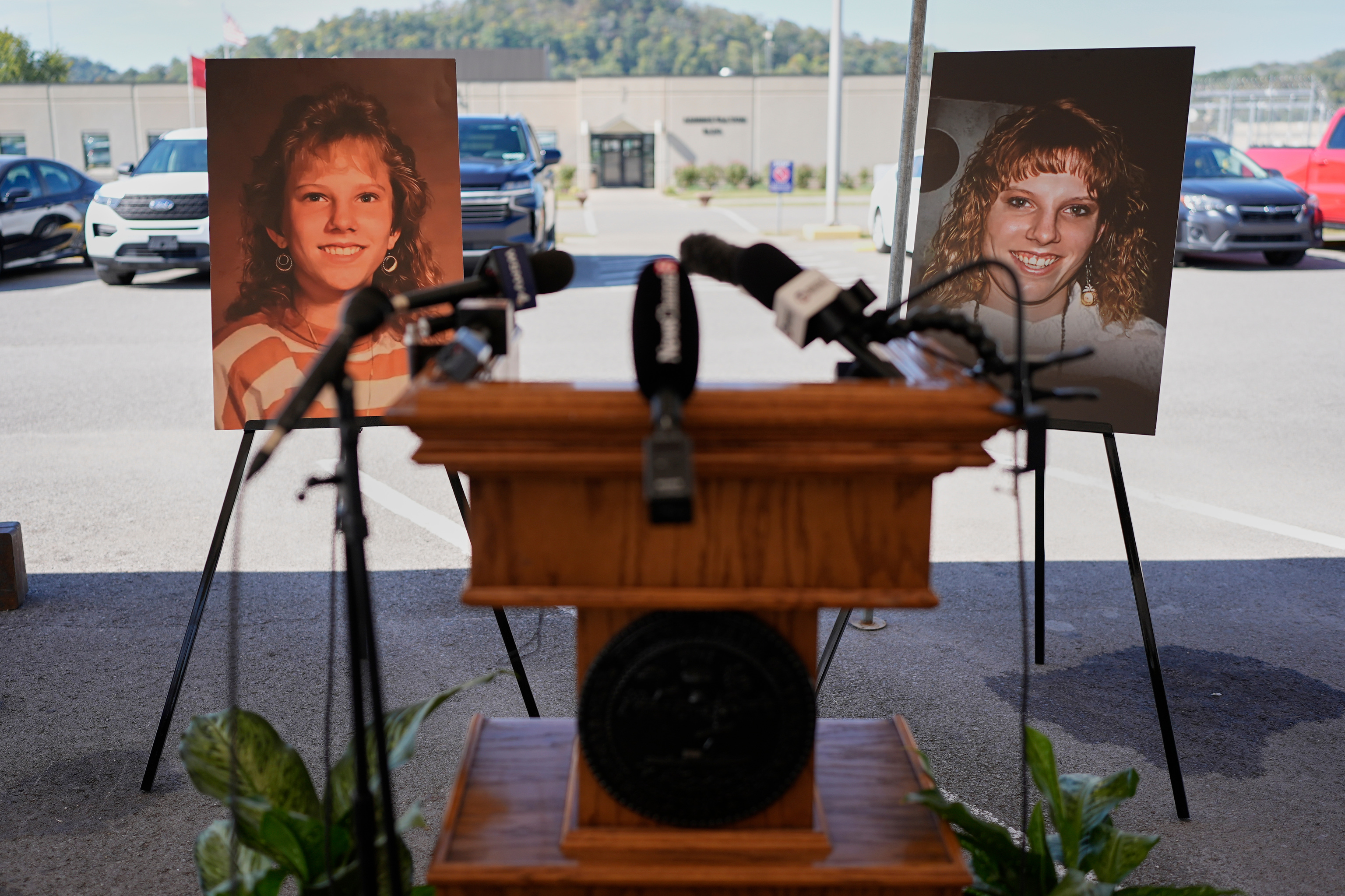 Fotografías de Colleen Slemmer, asesinada en 1995, en el exterior de la prisión.