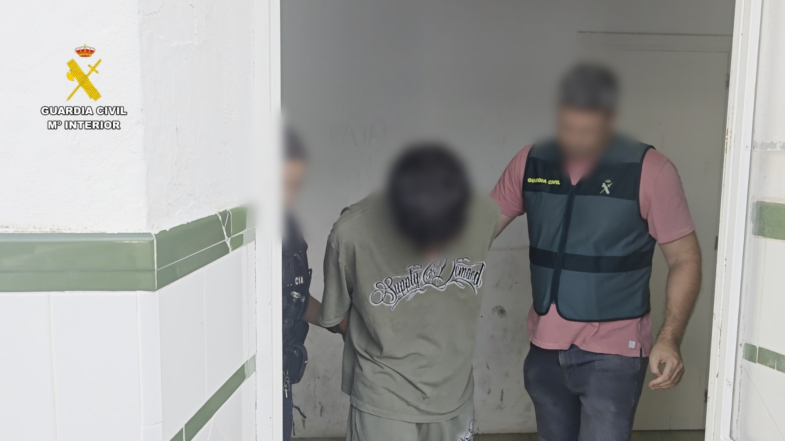 Otro de los agresores es conducido a dependencia policiales tras su arresto.