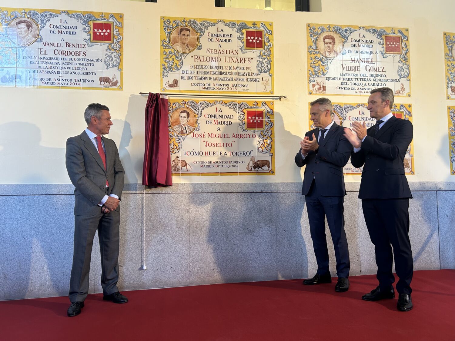 El maestro, Novillo y Miguel Martín frente al azulejo