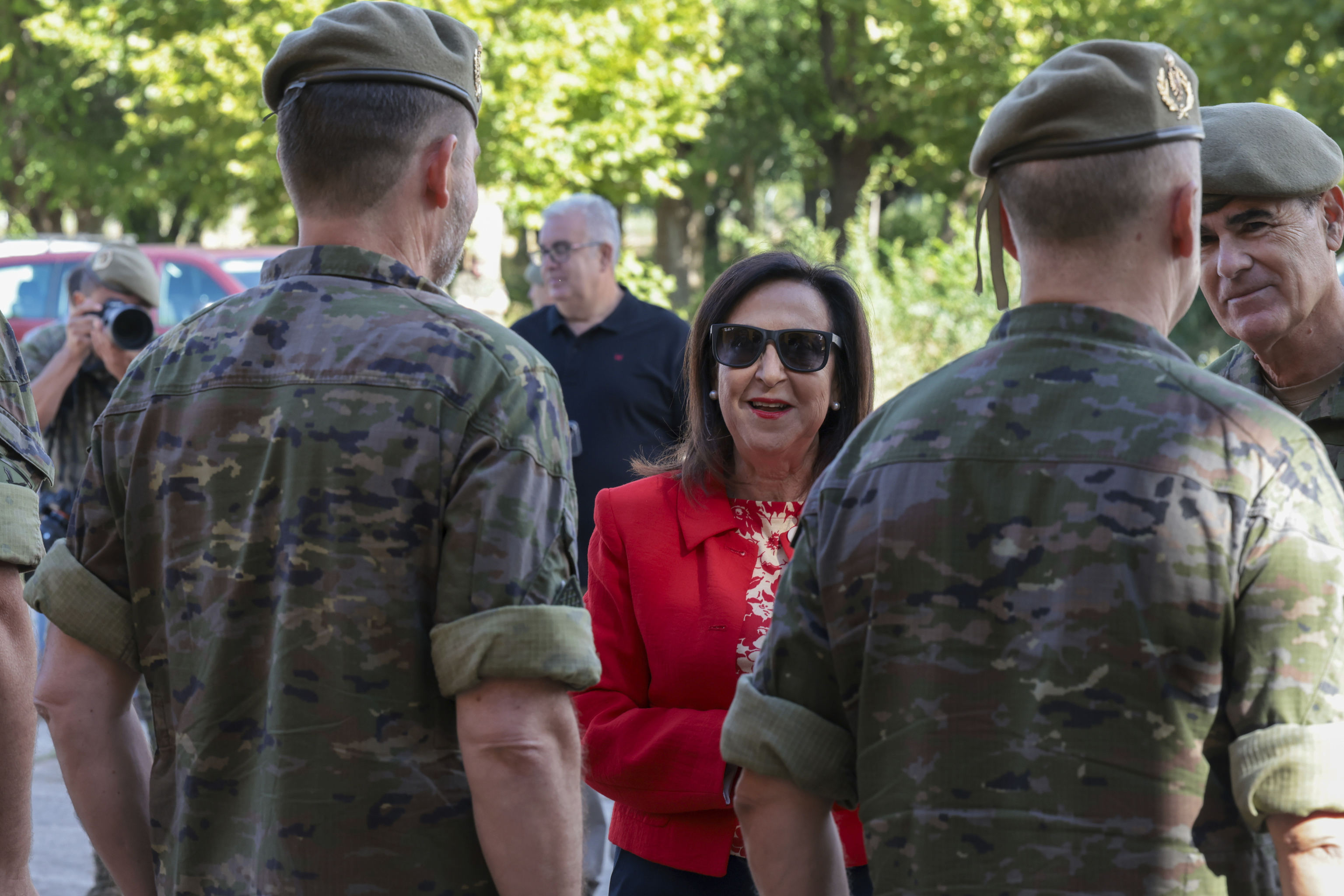 La ministra de Defensa, Margarita Robles, en una visita a un cuartel