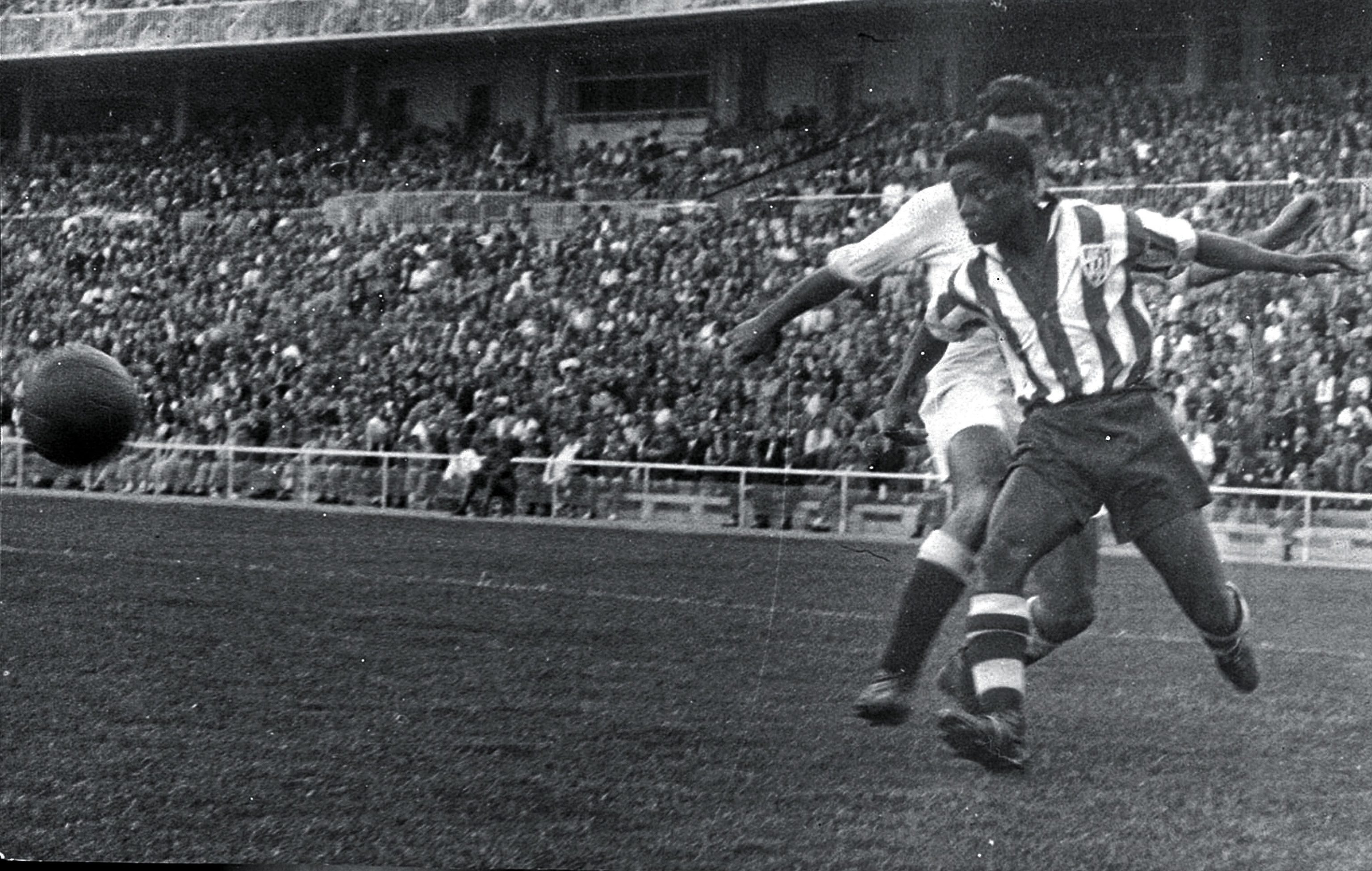 Chicha se anticipa a Miguel Muñoz, en un partido ante el Madrid.