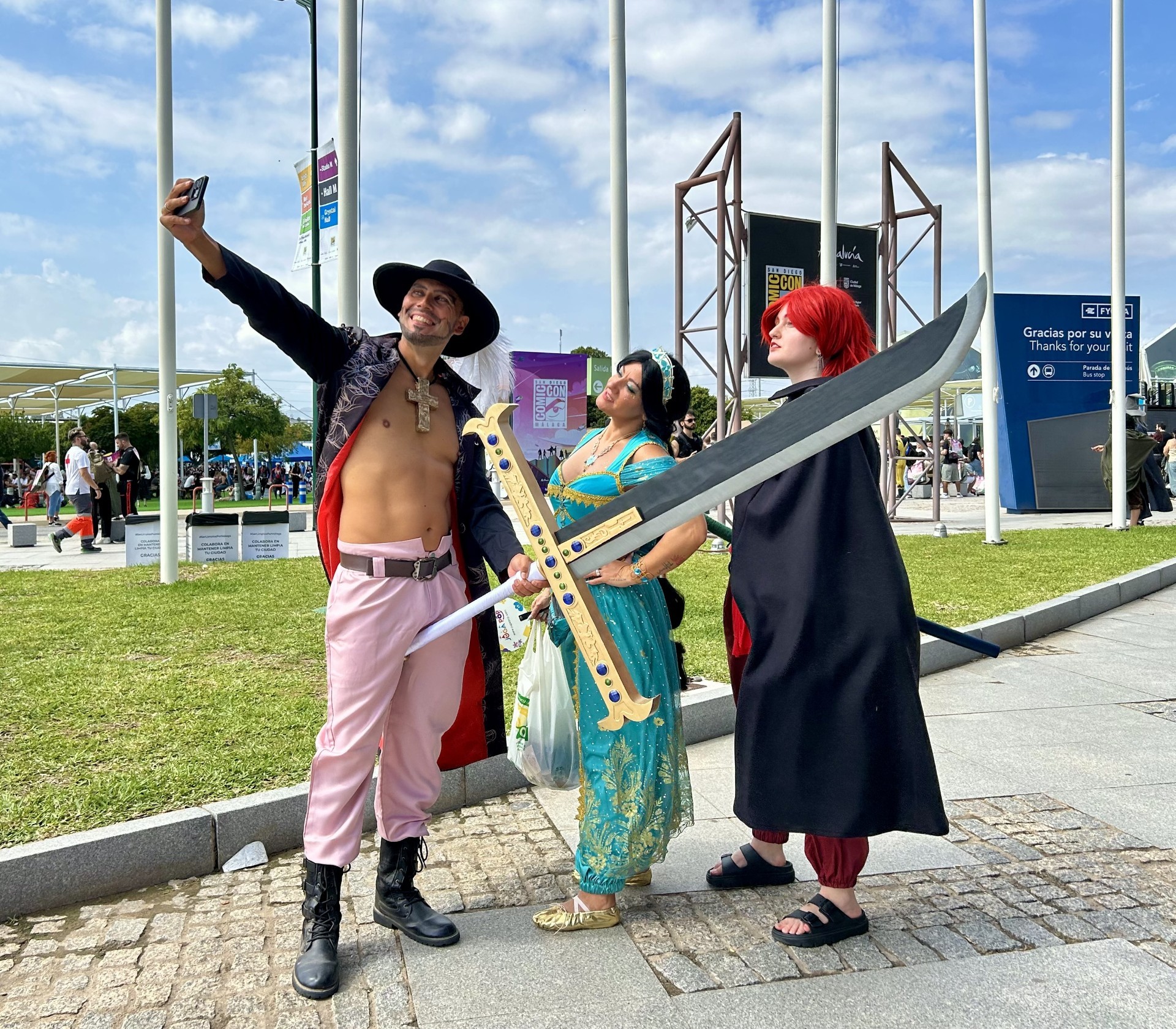 Un grupo de asistentes se hace un selfi en el recinto de la Comic-Con