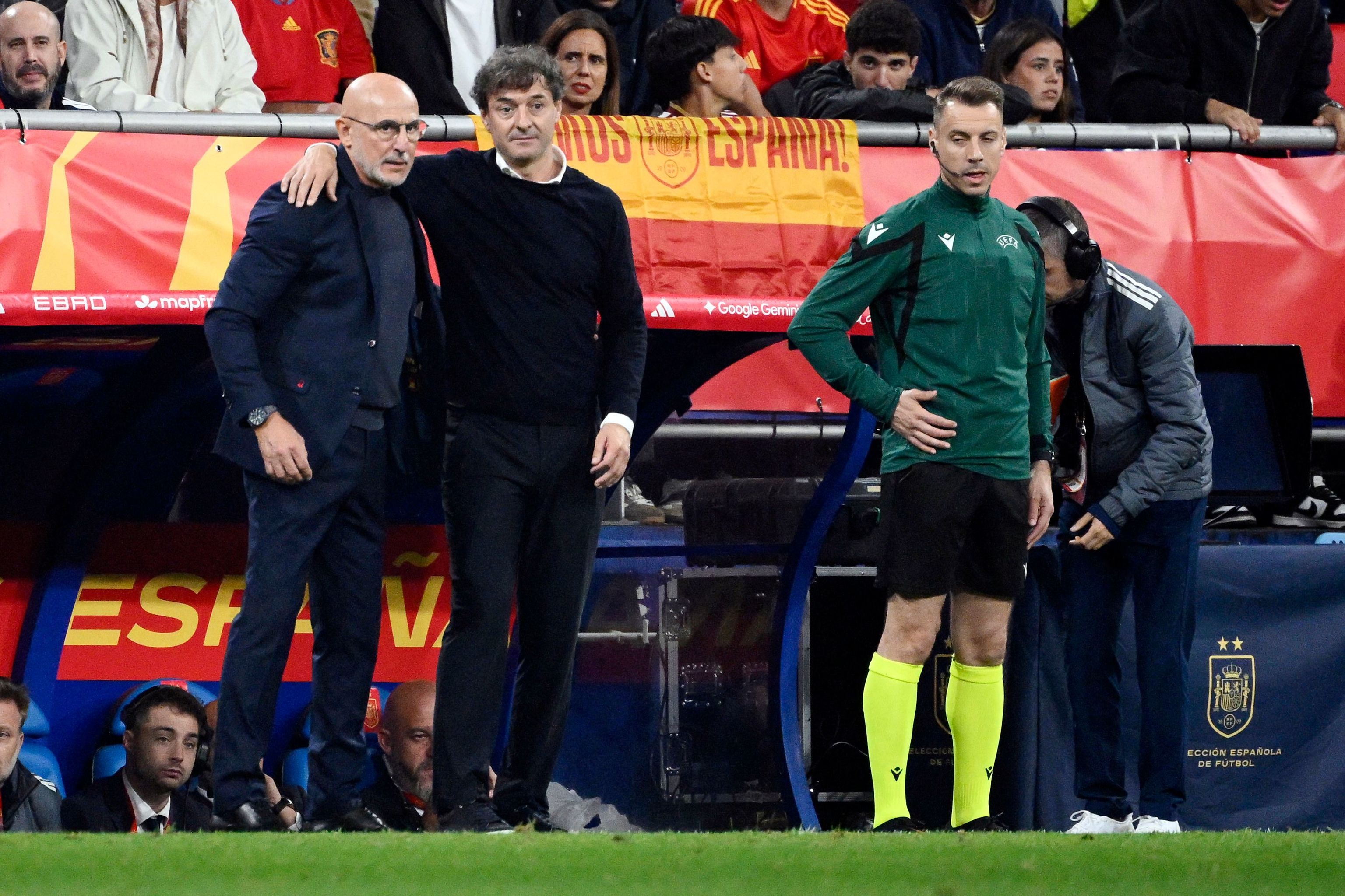 De la Fuente y Santi Denia, abrazados tras el partido.