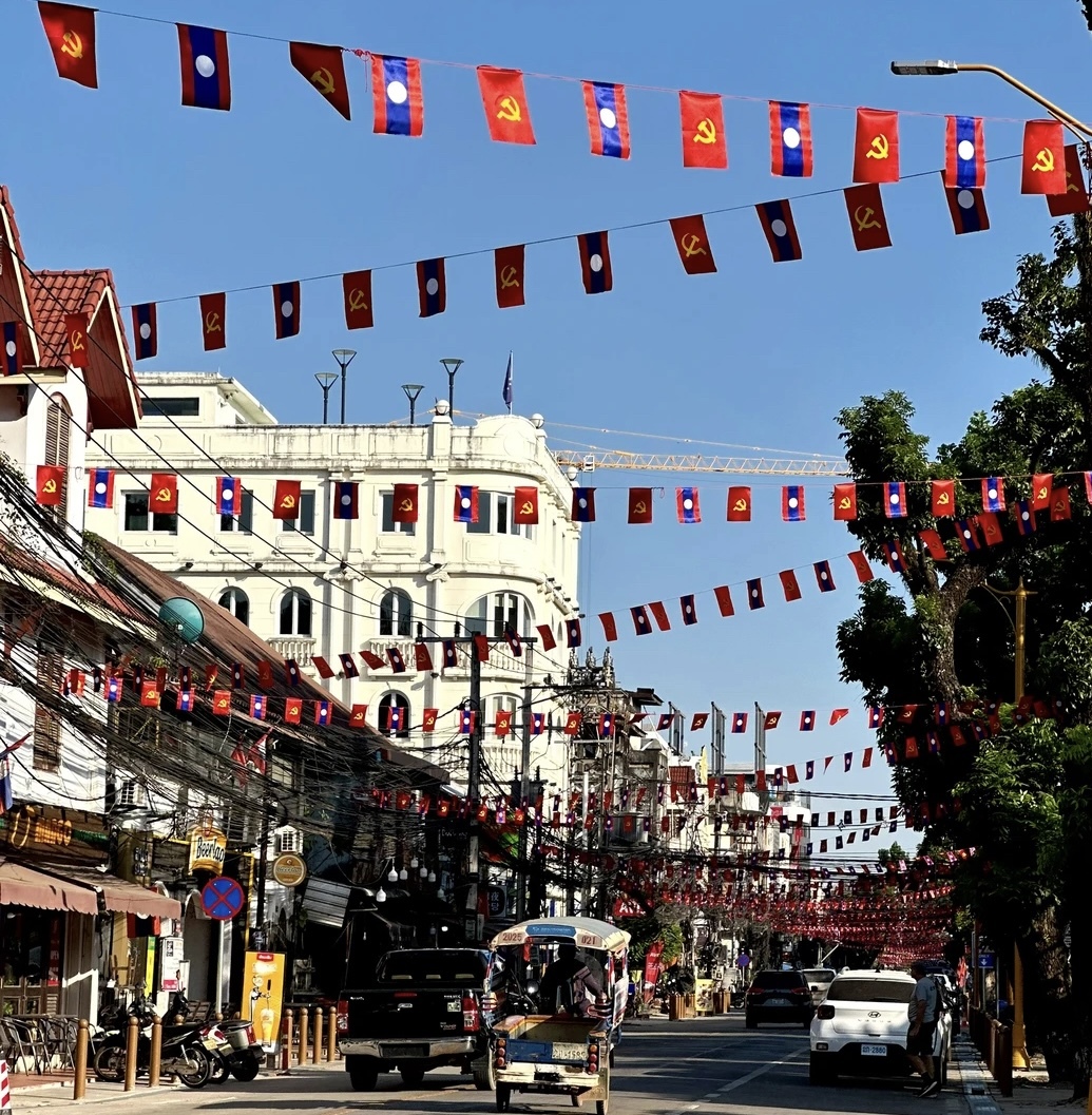 Banderas del Partido Popular Revolucionario de Laos en una calle de Ventián.