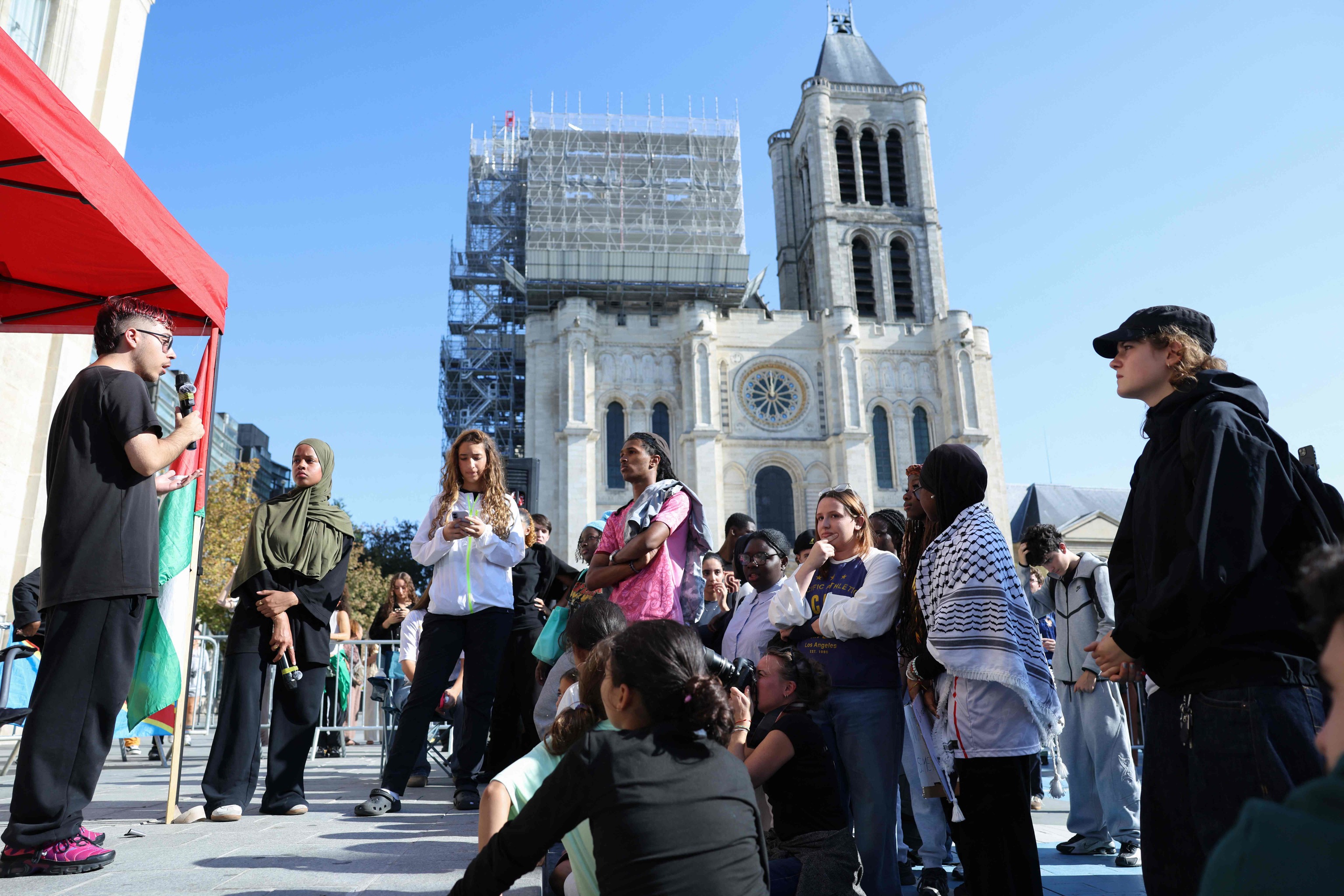 Un portavoz de los estudiantes se dirige a los alumnos de secundaria durante una asamblea general celebrada este domingo en Saint-Denis.