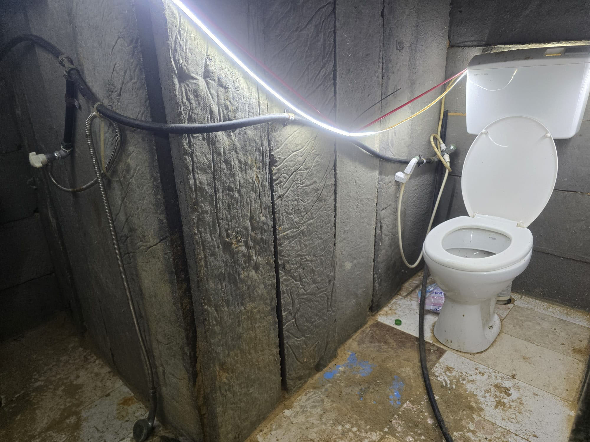 Un váter instalado en el túnel que el ejército israelí muestra a los periodistas.