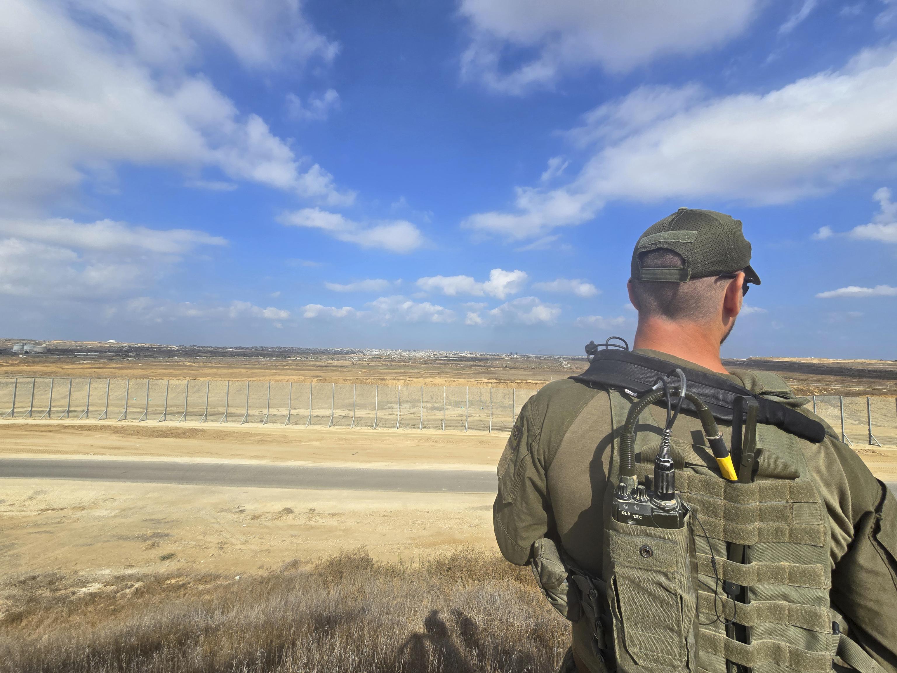 Un soldado israelí vigila en una de las zonas de la Línea Amarilla visitada por ELMUNDO.