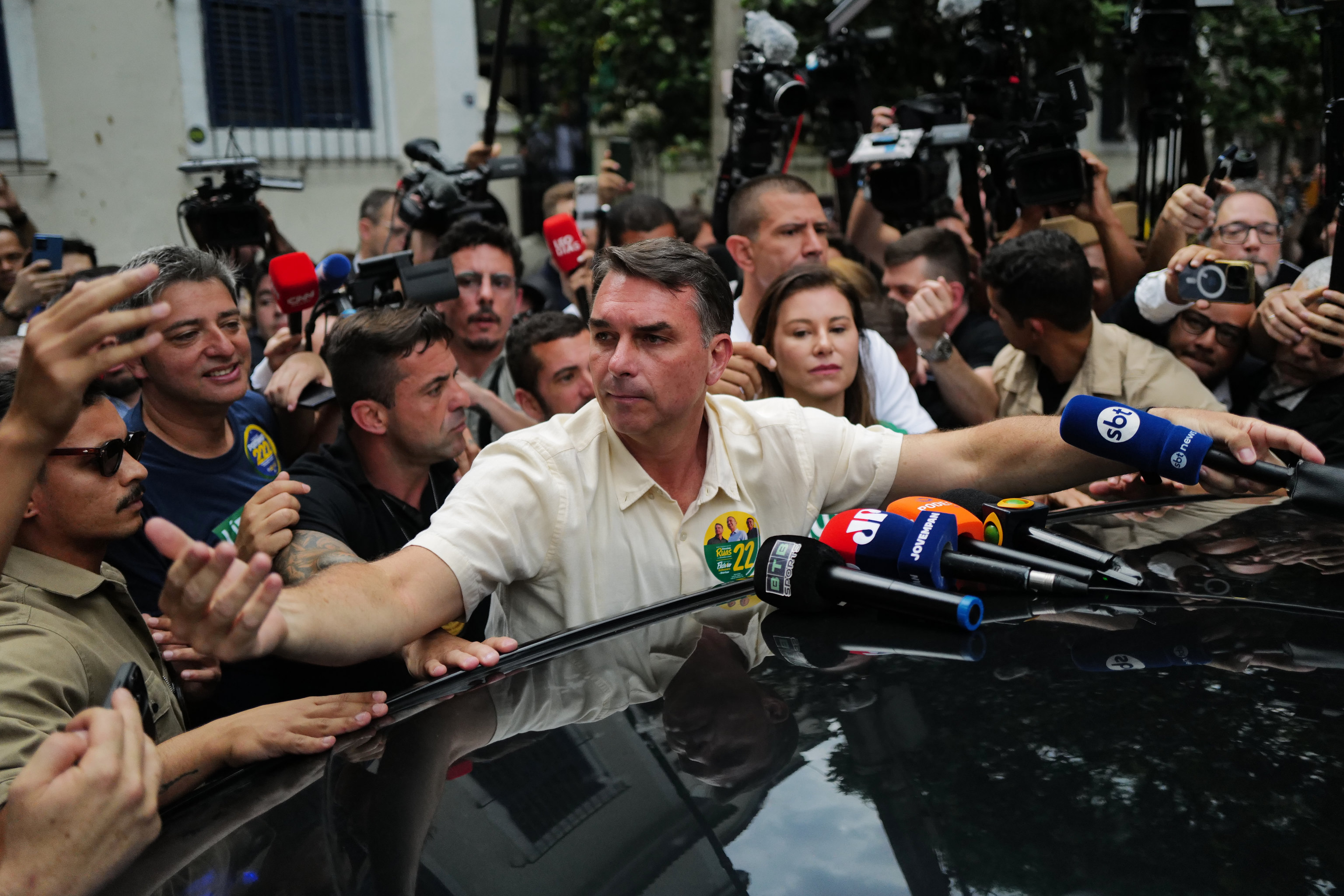 El candidato presidencial de la oposición, el senador Flávio Bolsonaro, después de depositar su voto en Río de Janeiro.