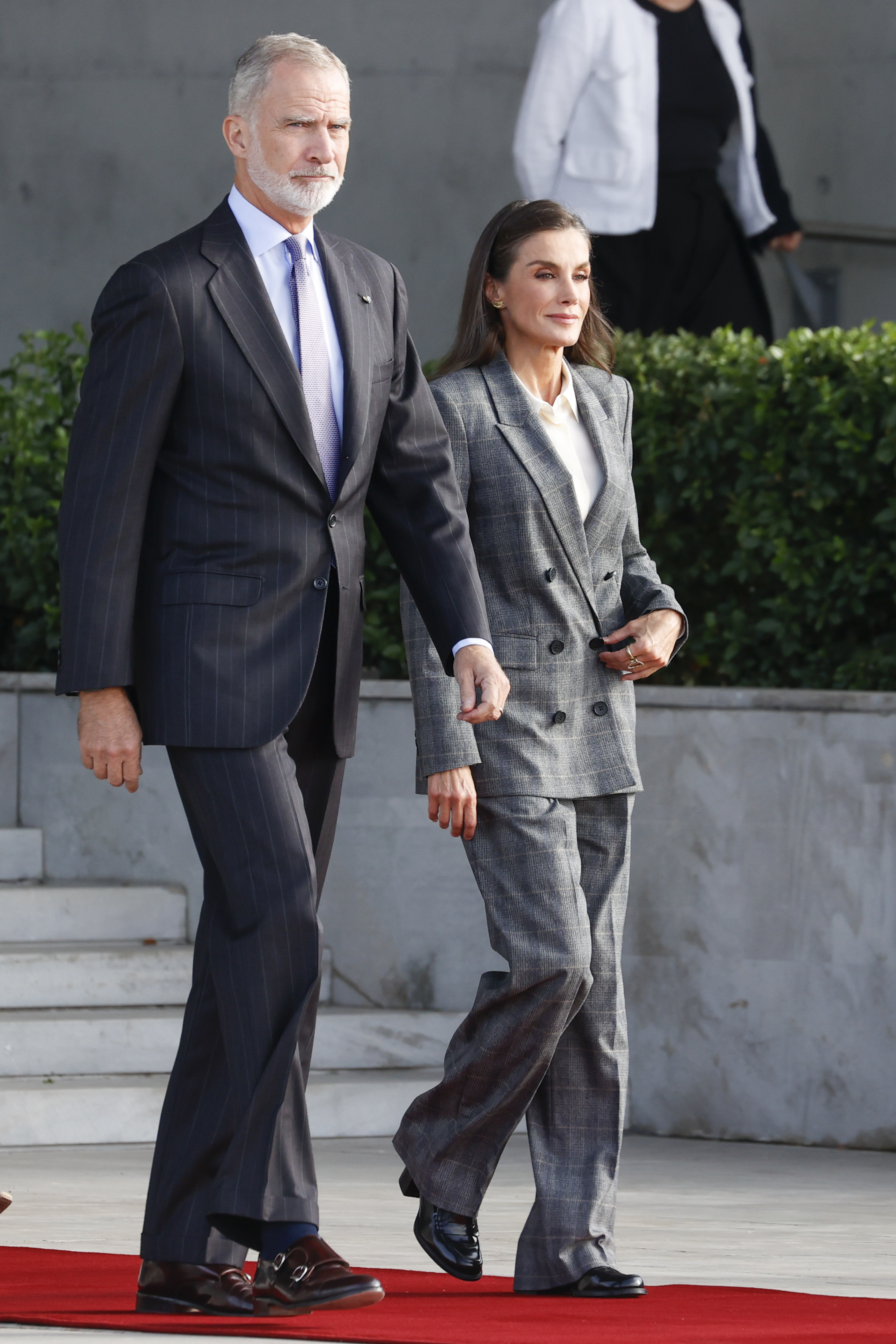 Los Reyes en Torrejón, a punto de poner rumbo a Finlandia. La Reina Letizia voló con un traje de cuadros de Boss.