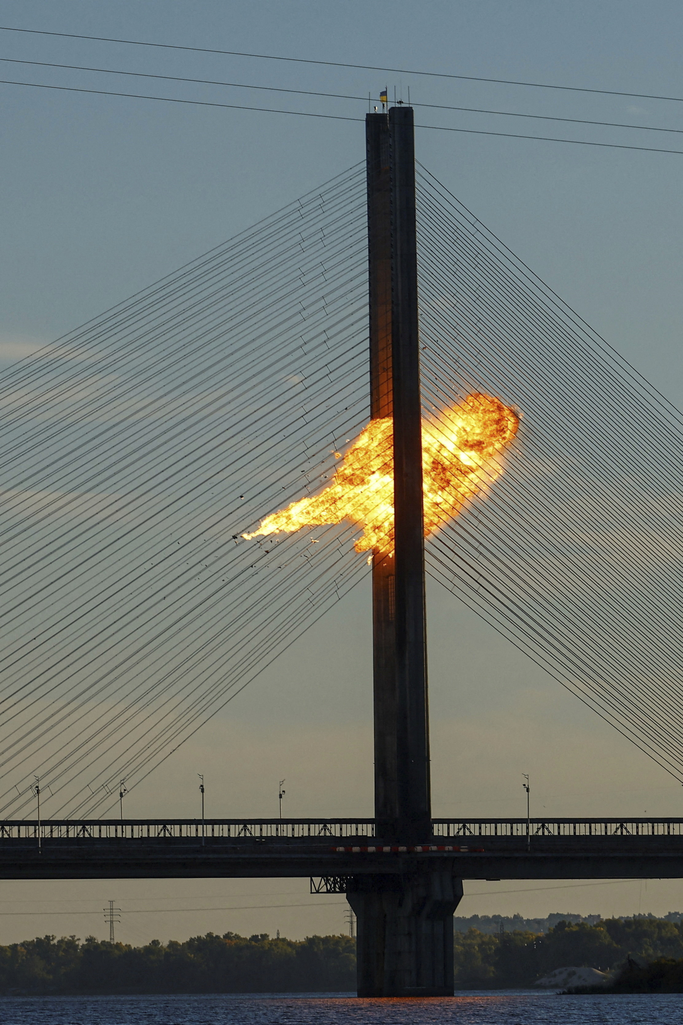 Un dron ruso impacta contra uno de los puentes de Kiev.