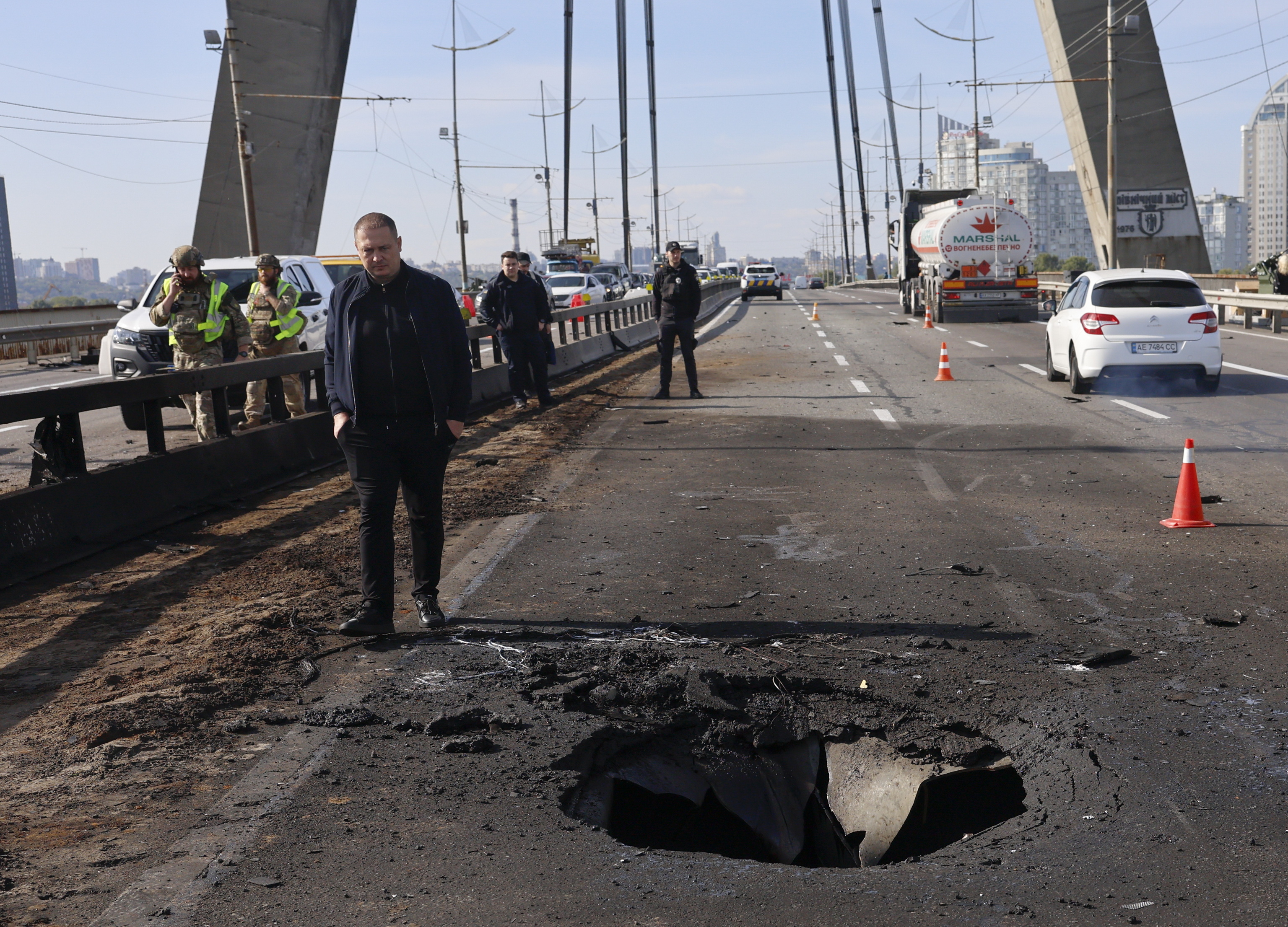 Uno de los puentes de Kiev, tras un ataque con drones rusos.
