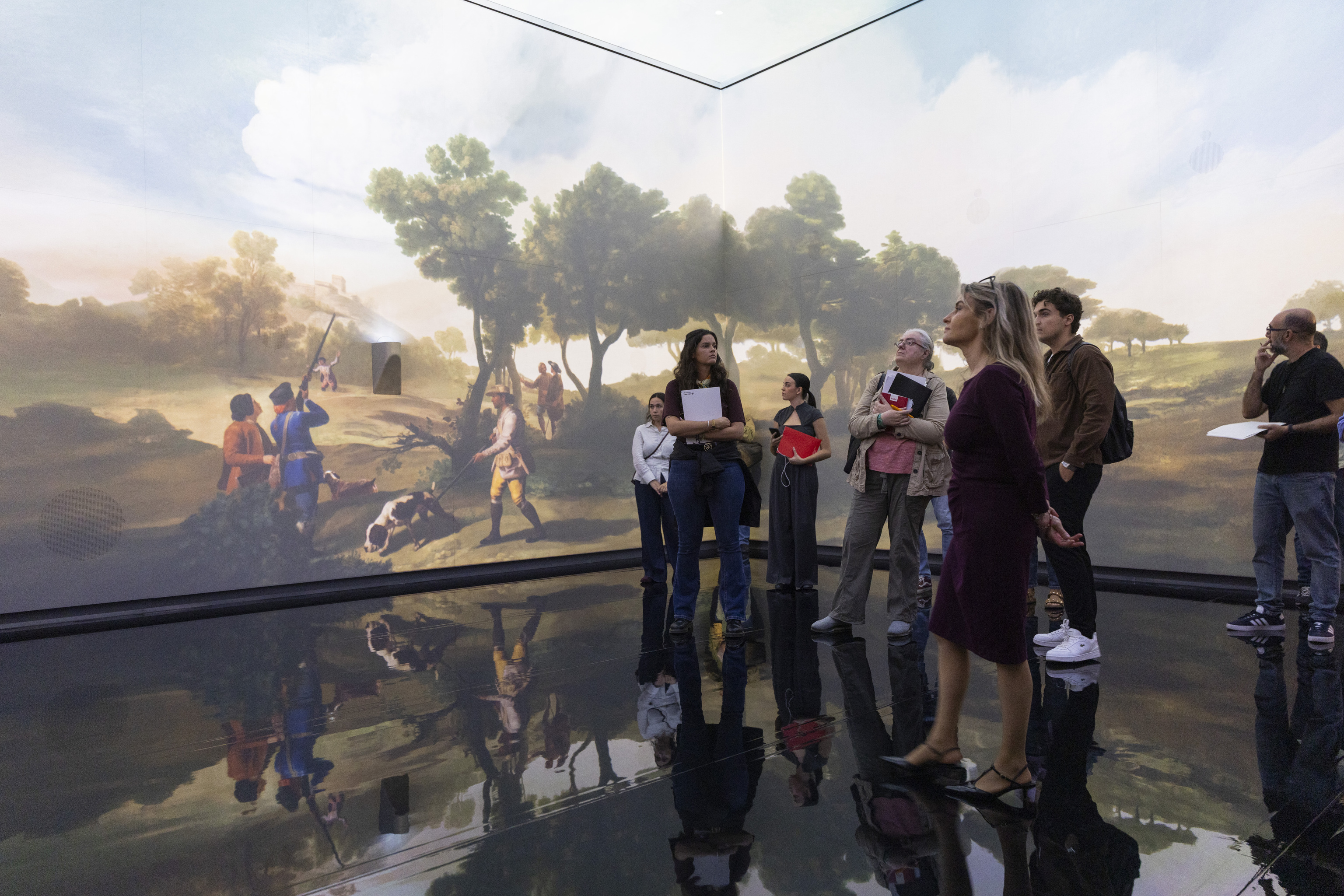 Varias personas disfrutan de la experiencia inmersiva del Museo Goya de Zaragoza