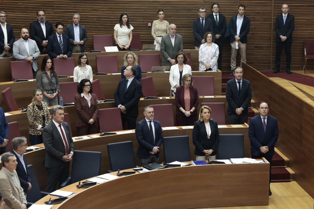 Minuto de silencio en Les Corts Valencianes al inicio del Pleno de este jueves por la muerte de Maricarmen.