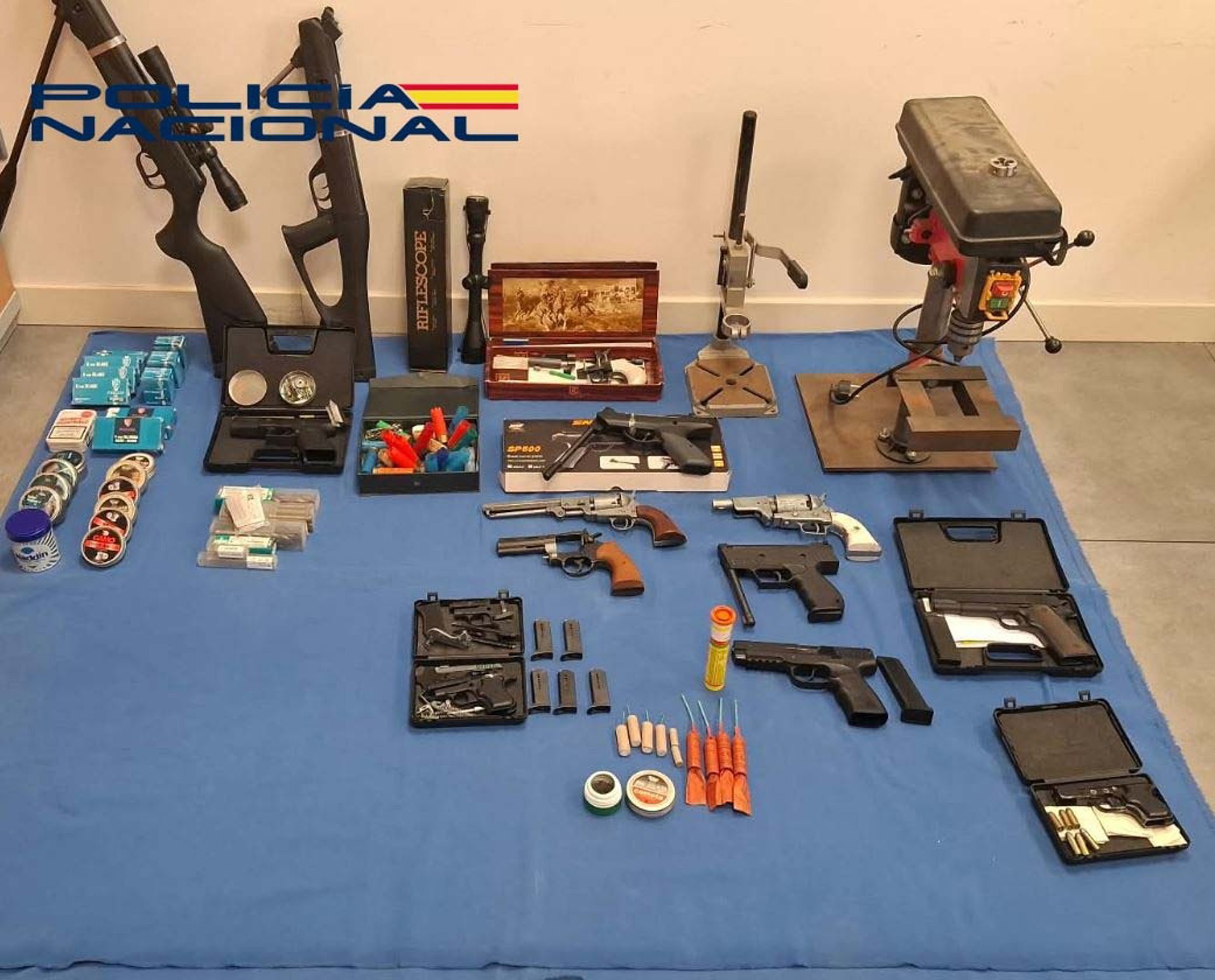 El arsenal intervenido al detenido.