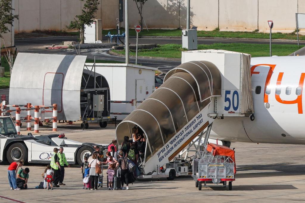 Los pasajeros suben a un vuelo de Flydubai el pasado 30 de septiembre en el aeropuerto de Tel Aviv