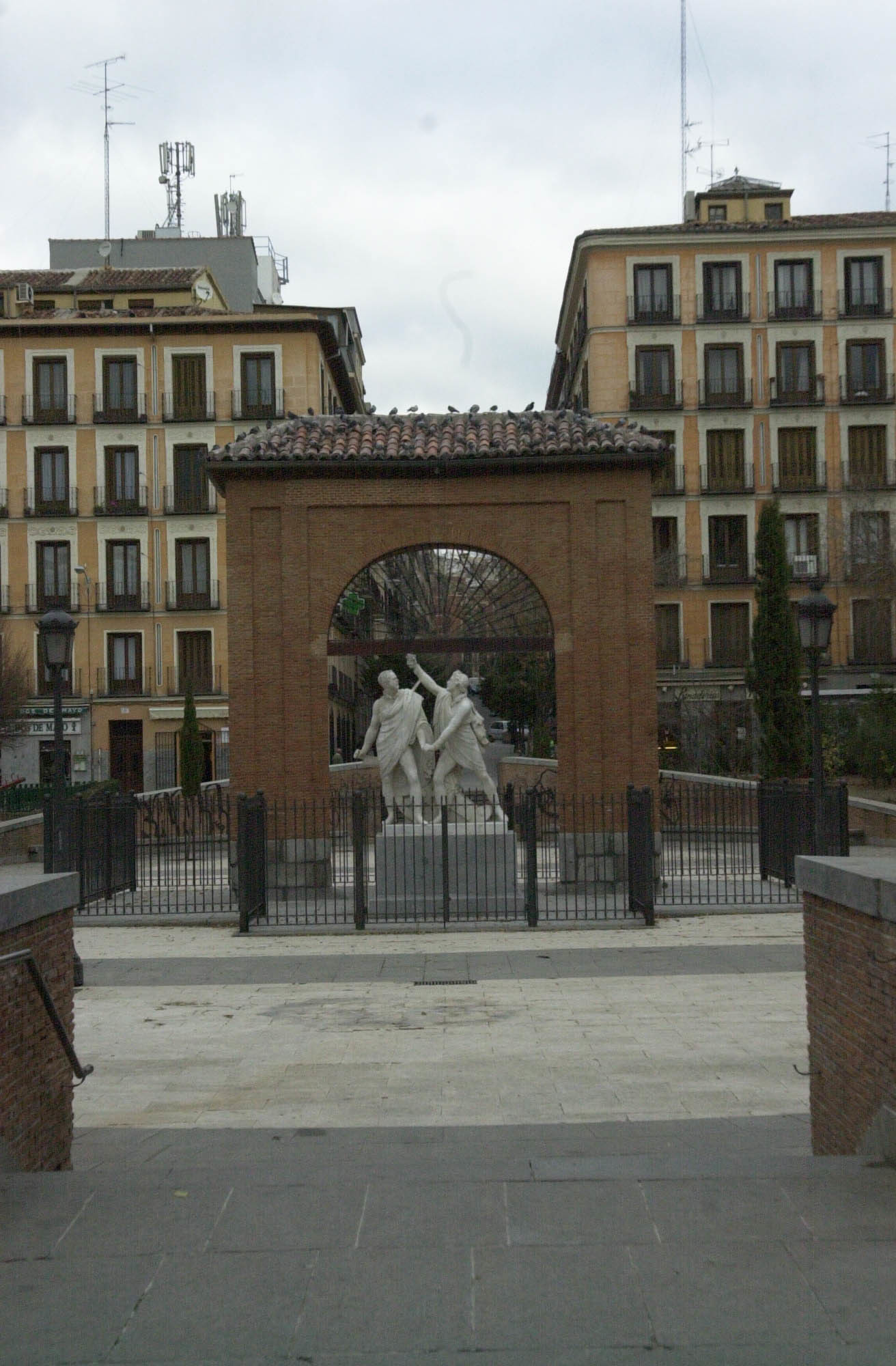 La Plaza del Dos de Mayo con las estatuas de Daoiz y Velarde