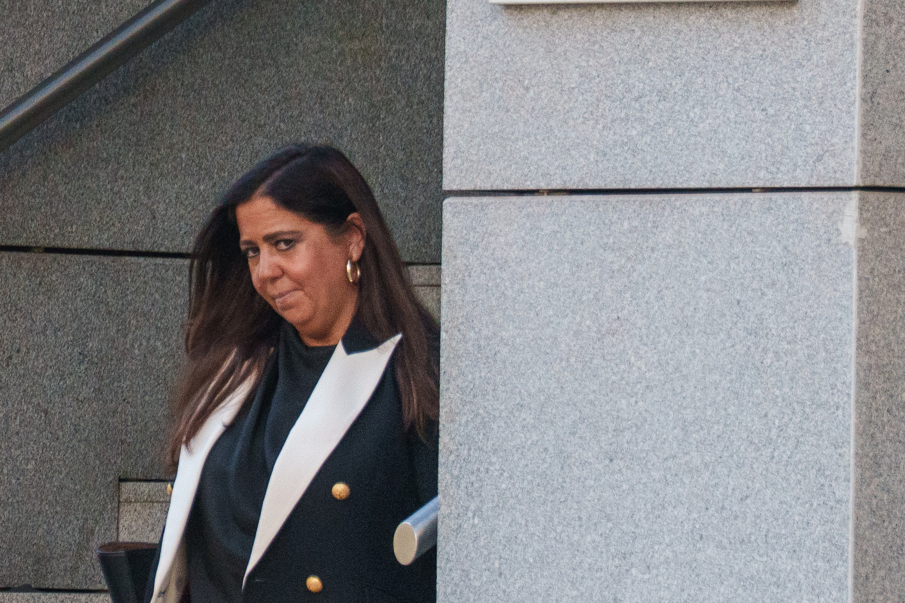 La jueza Beatriz Biedma. que investigó al hermano de Pedro Sánchez, a su salida de la Audiencia Nacional el jueves.