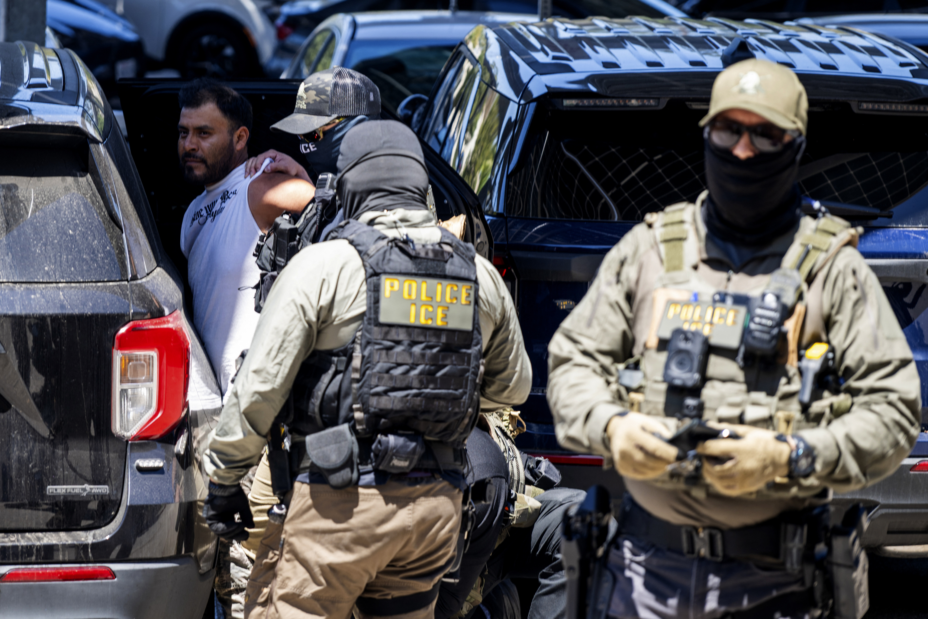 Agentes del ICE detienen a un hombre en Ventura (California), el pasado mes de julio.