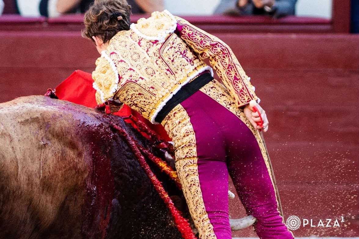 Momento en el que Álvaro Serrano resulta herido en su muslo derecho