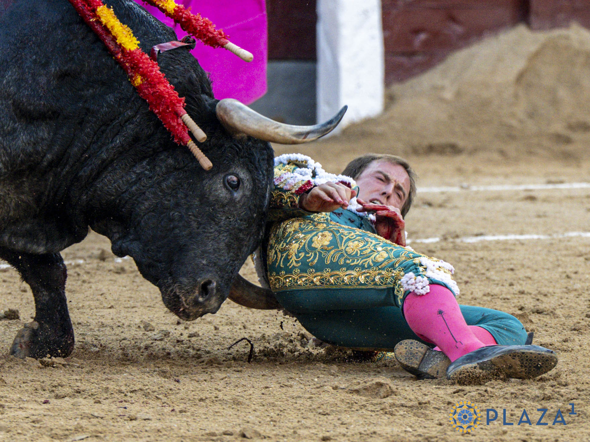 Cogida de Román en el cuarto toro de la tarde