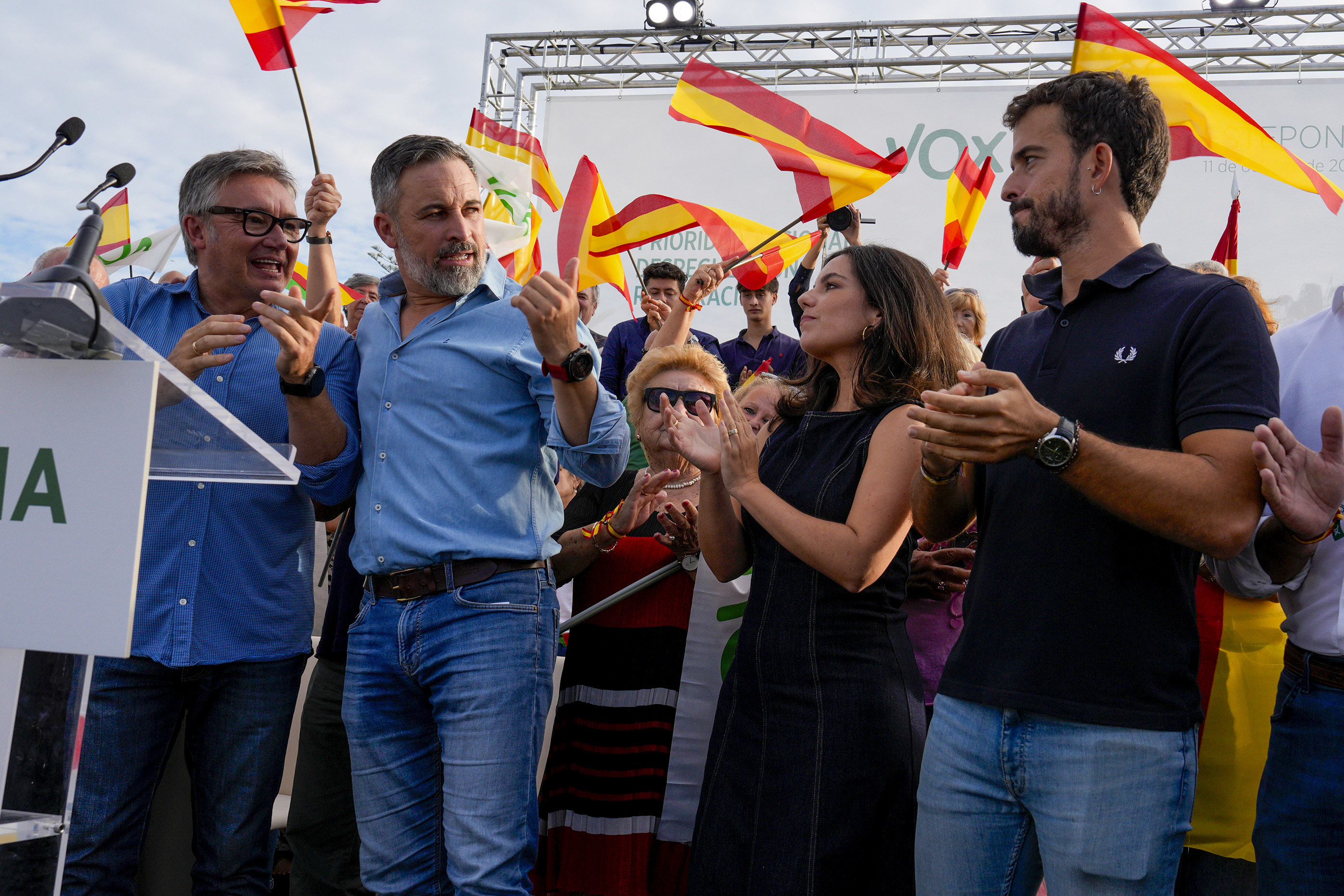 El vicepresidente de la Junta de Andalucía, Manuel Gavira, el presidente de Vox, Santiago Abascal, y los diputados Pepa Millán y Carlos Quero, en Estepona.