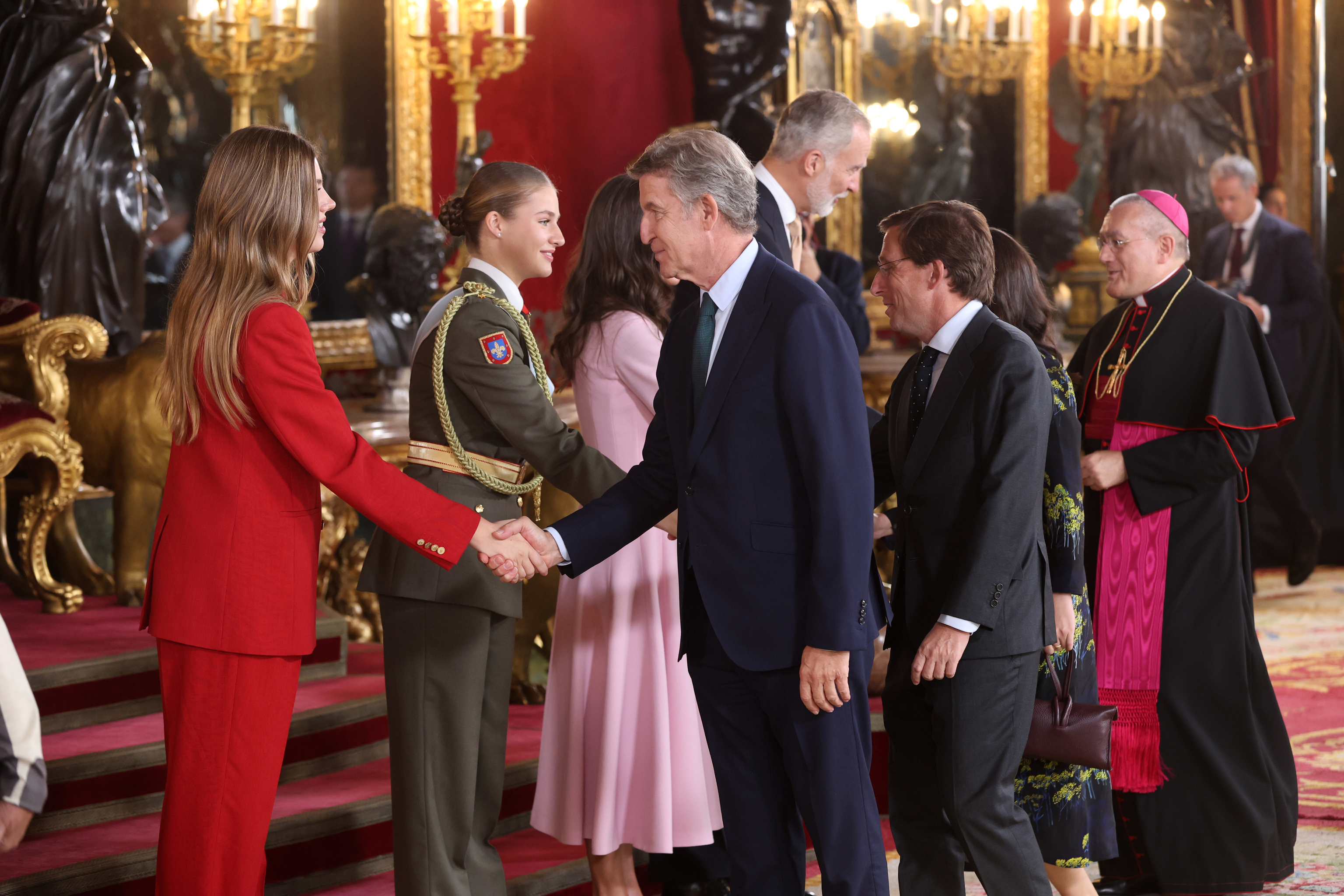 Alberto Núñez Feijóo, saluda a la infanta Sofía.