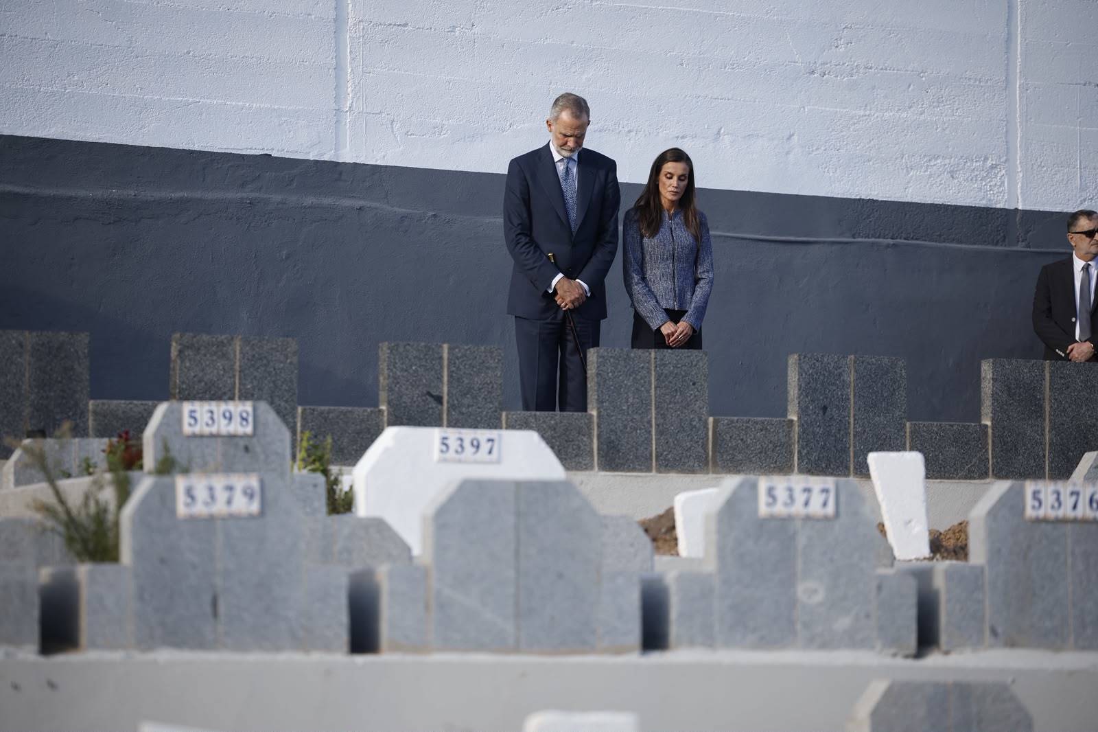 Don Felipe y Doña Letizia ante las tumbas sin nombre de inmigrantes fallecidos.
