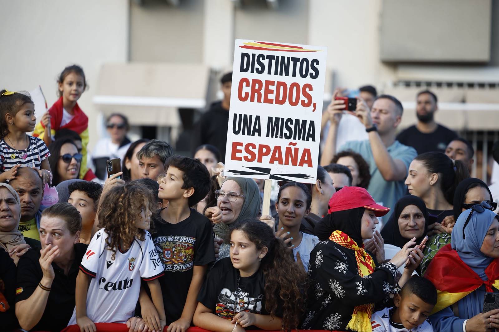 Vecinos de Ceuta esperan en la calle el paso de los Reyes.